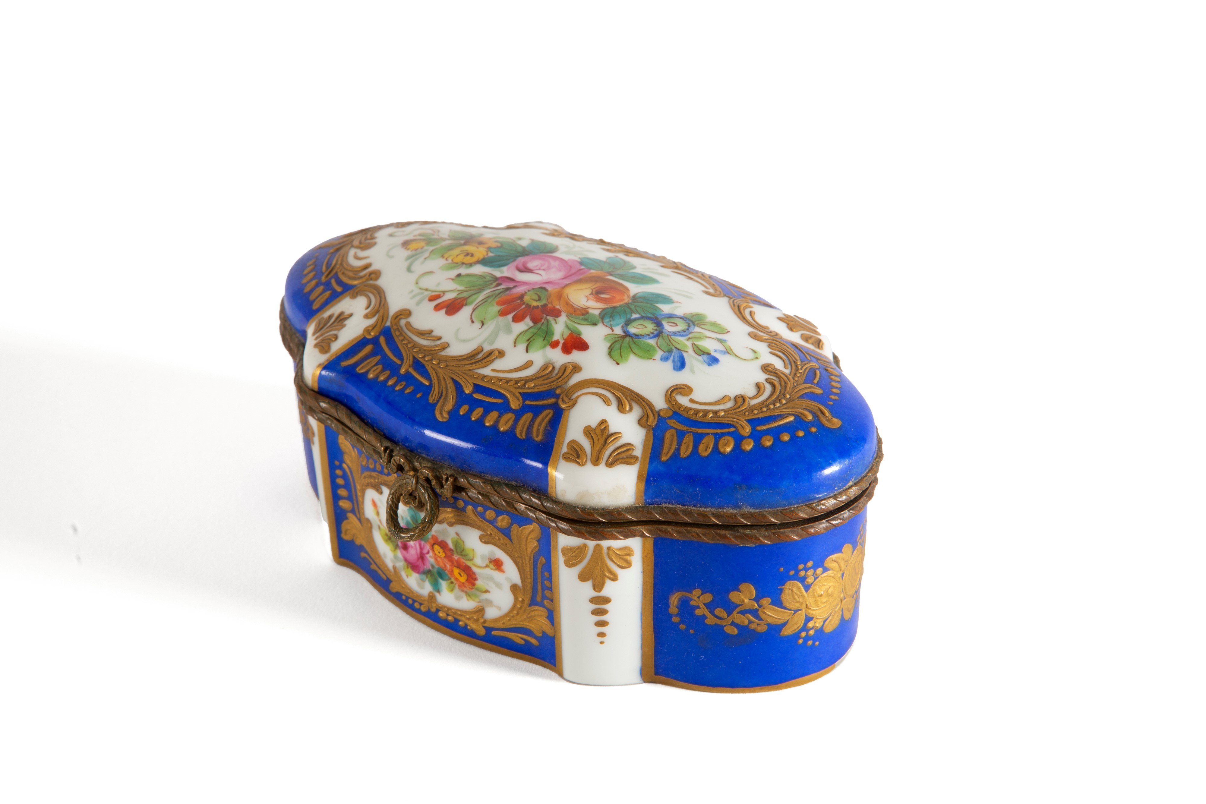 Scatola polilobata in porcellana. JD DUMONT LIMOGES