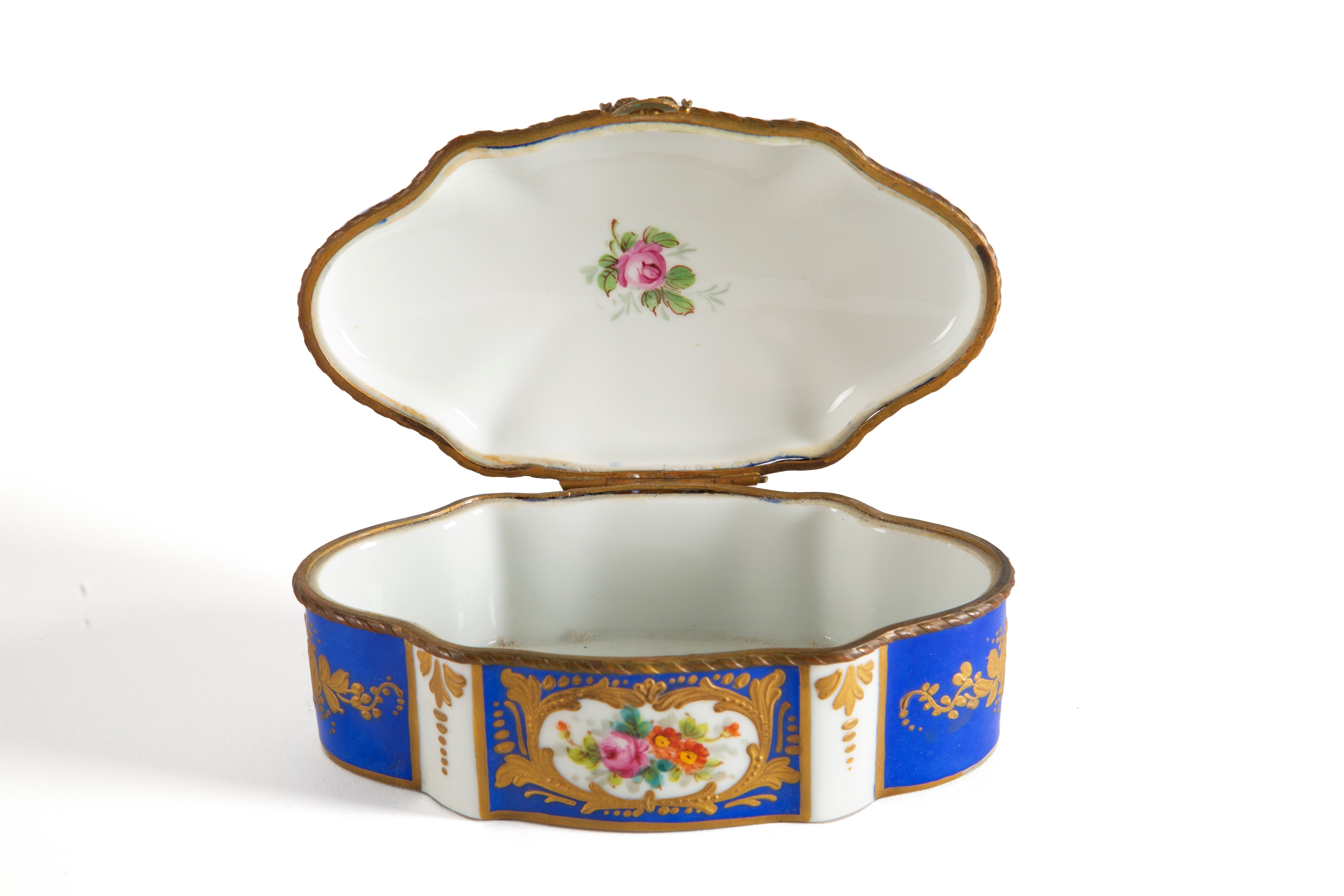 Scatola polilobata in porcellana. JD DUMONT LIMOGES