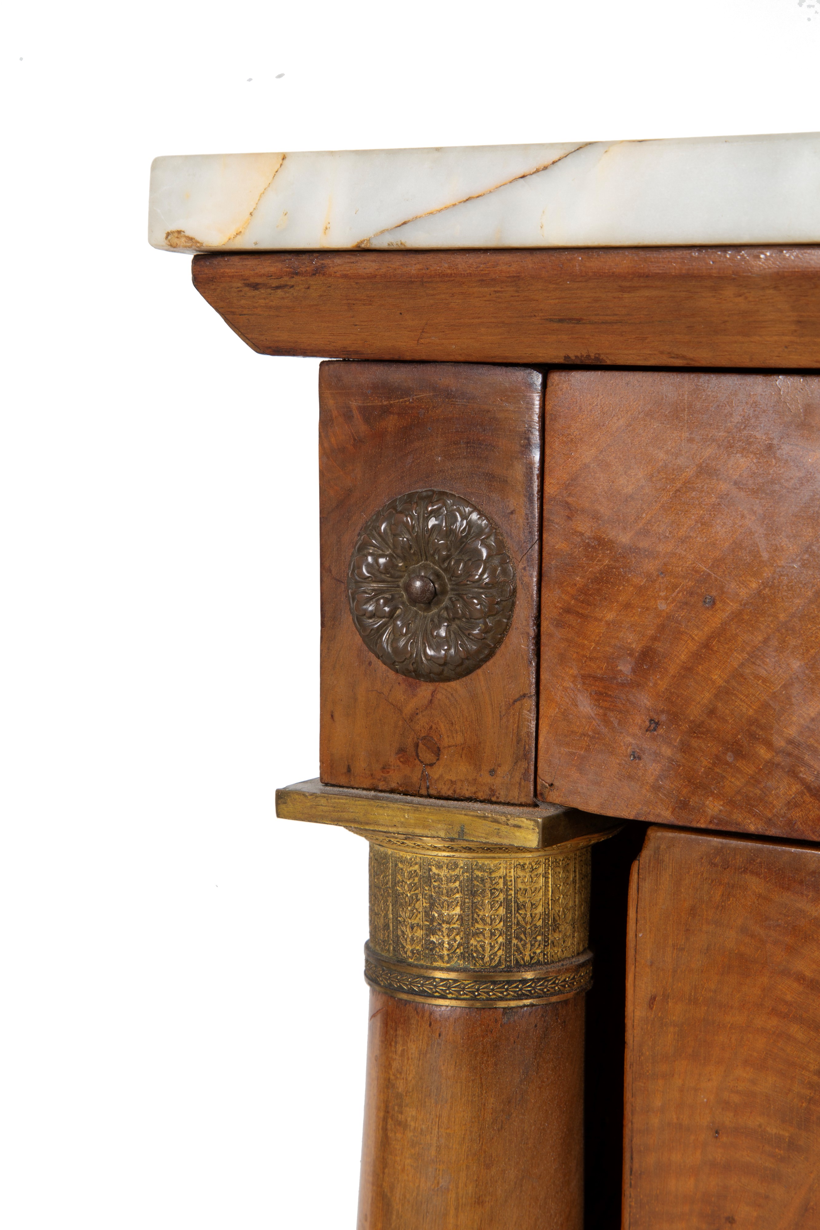 Cassettone lastronato in radica con applicazioni in bronzo dorato, XIX secolo
