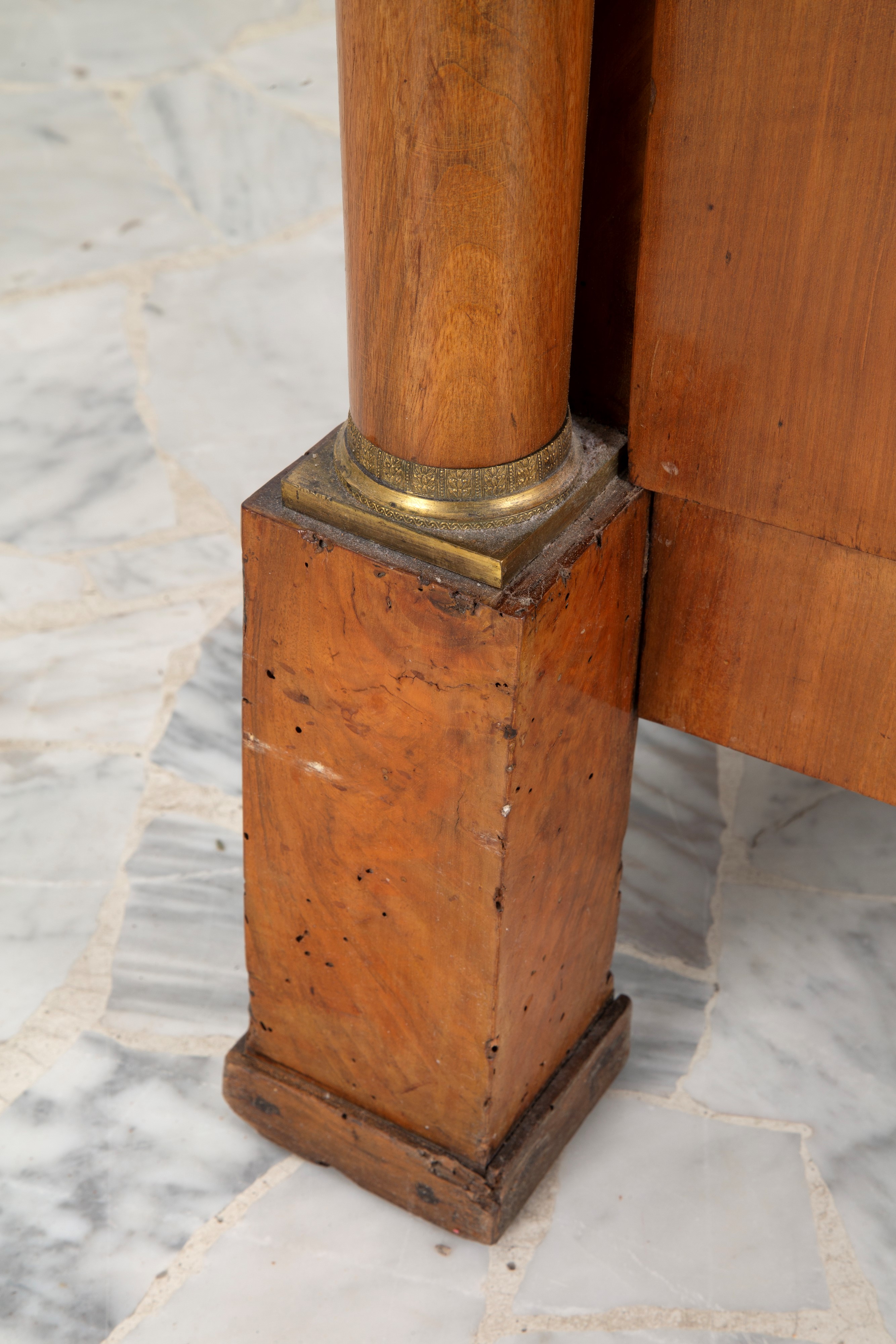 Cassettone lastronato in radica con applicazioni in bronzo dorato, XIX secolo