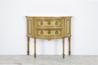Comò a mezzaluna, legno laccato con piano in marmo giallo e guarnizioni in bronzo dorato