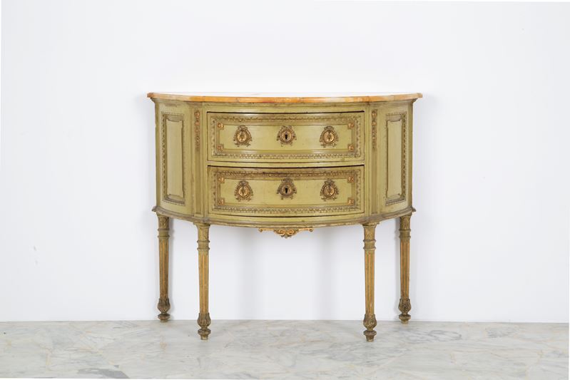 Comò a mezzaluna, legno laccato con piano in marmo giallo e guarnizioni in bronzo dorato