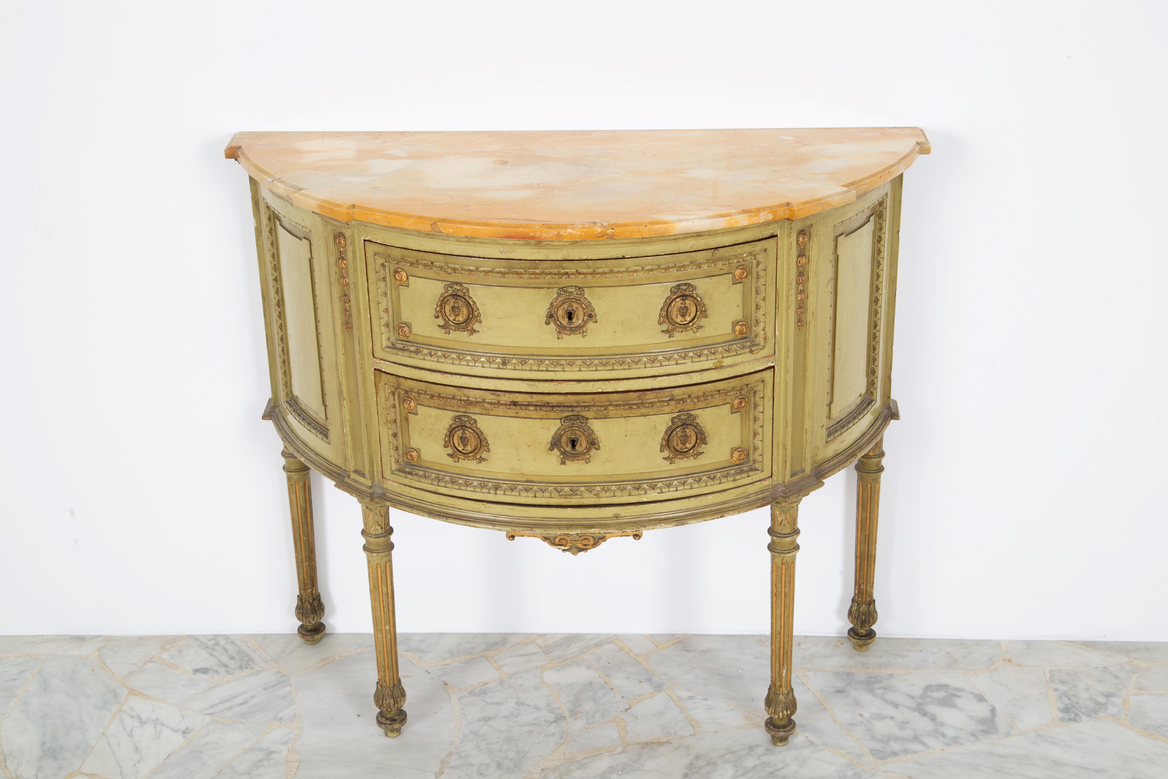Comò a mezzaluna, legno laccato con piano in marmo giallo e guarnizioni in bronzo dorato