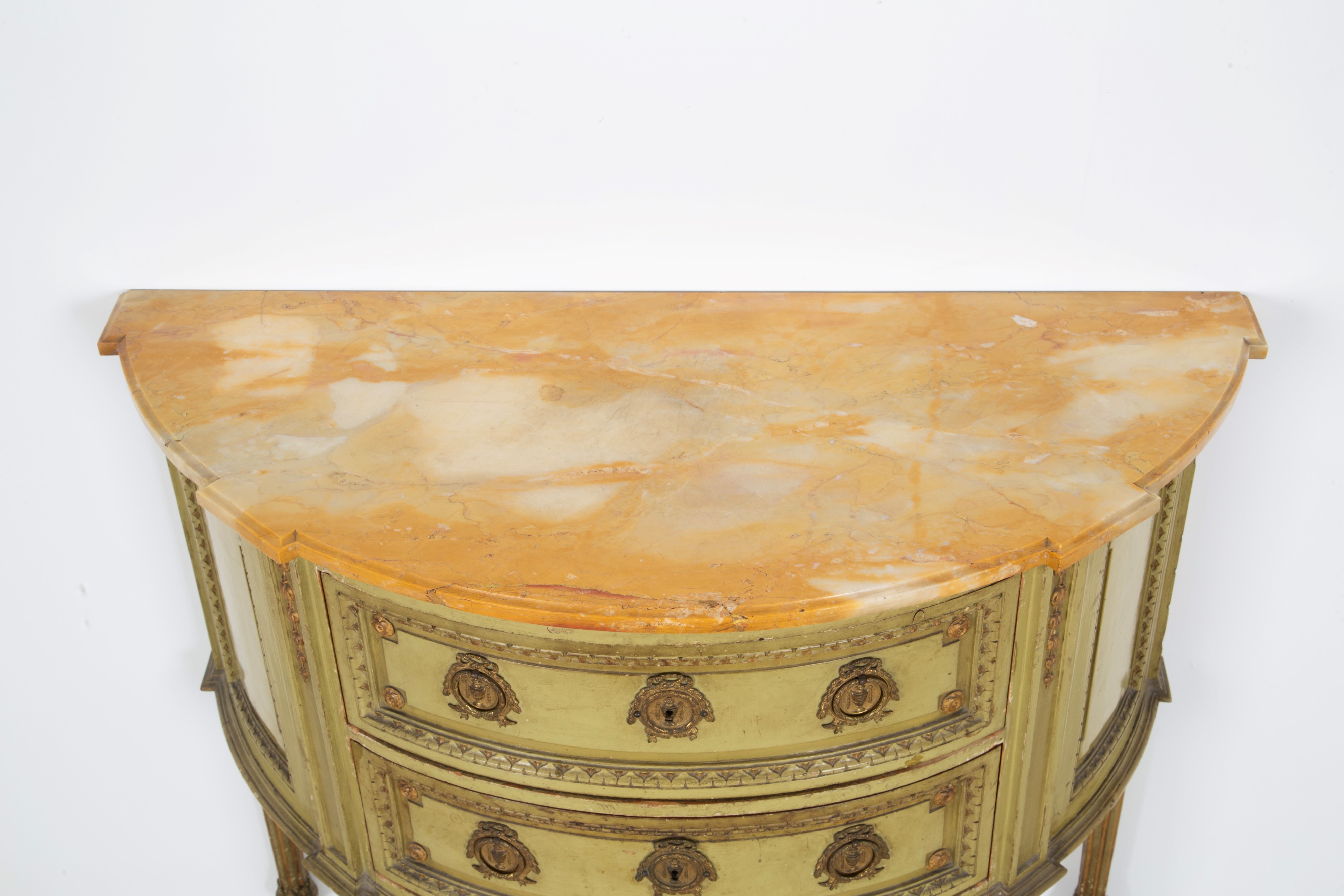 Comò a mezzaluna, legno laccato con piano in marmo giallo e guarnizioni in bronzo dorato