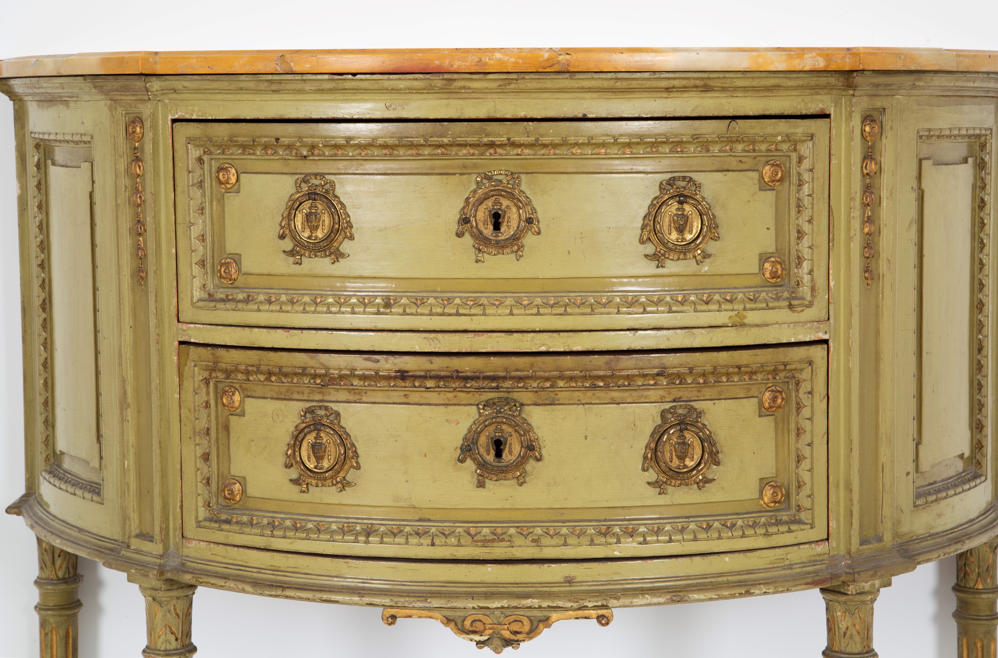 Comò a mezzaluna, legno laccato con piano in marmo giallo e guarnizioni in bronzo dorato