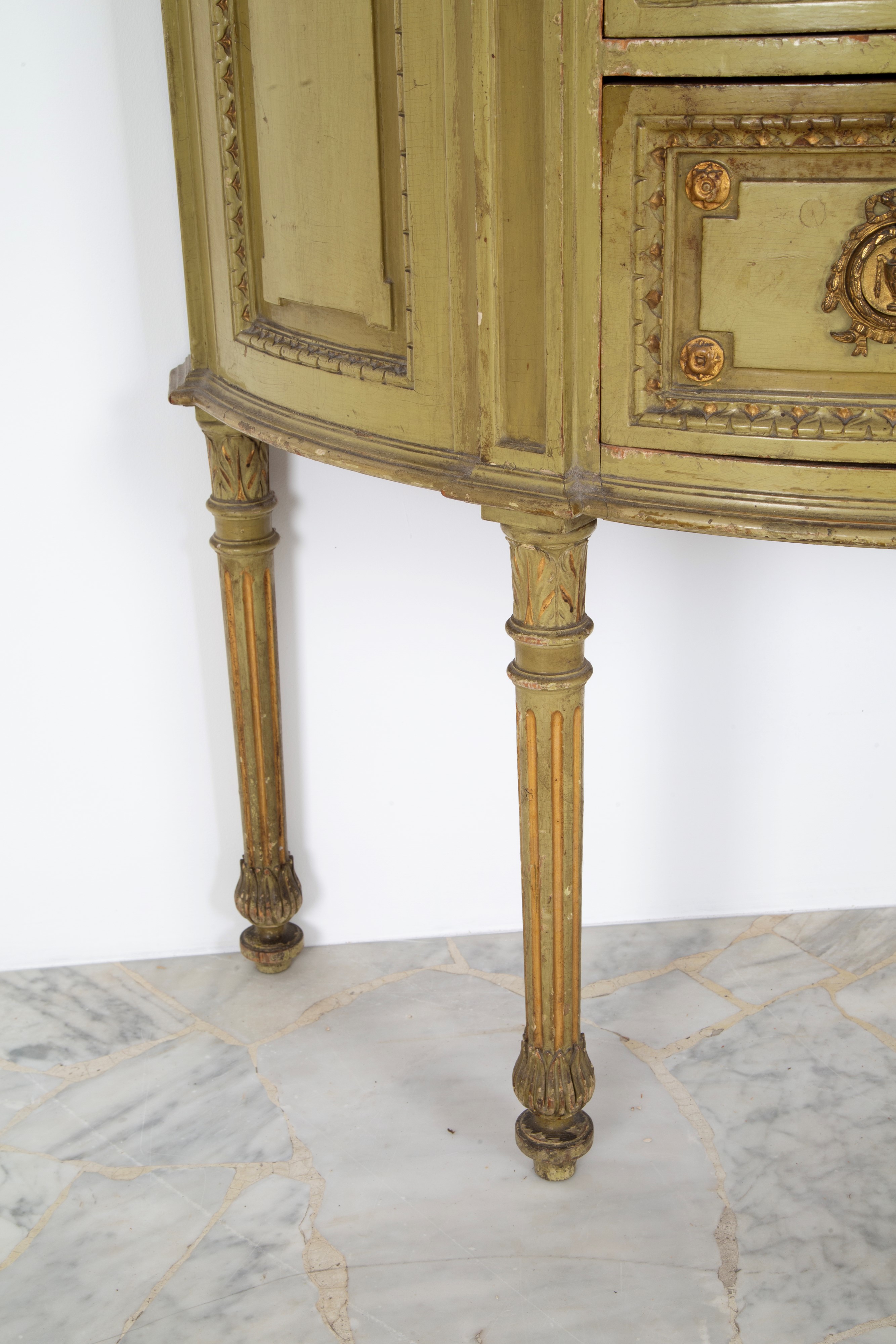 Comò a mezzaluna, legno laccato con piano in marmo giallo e guarnizioni in bronzo dorato
