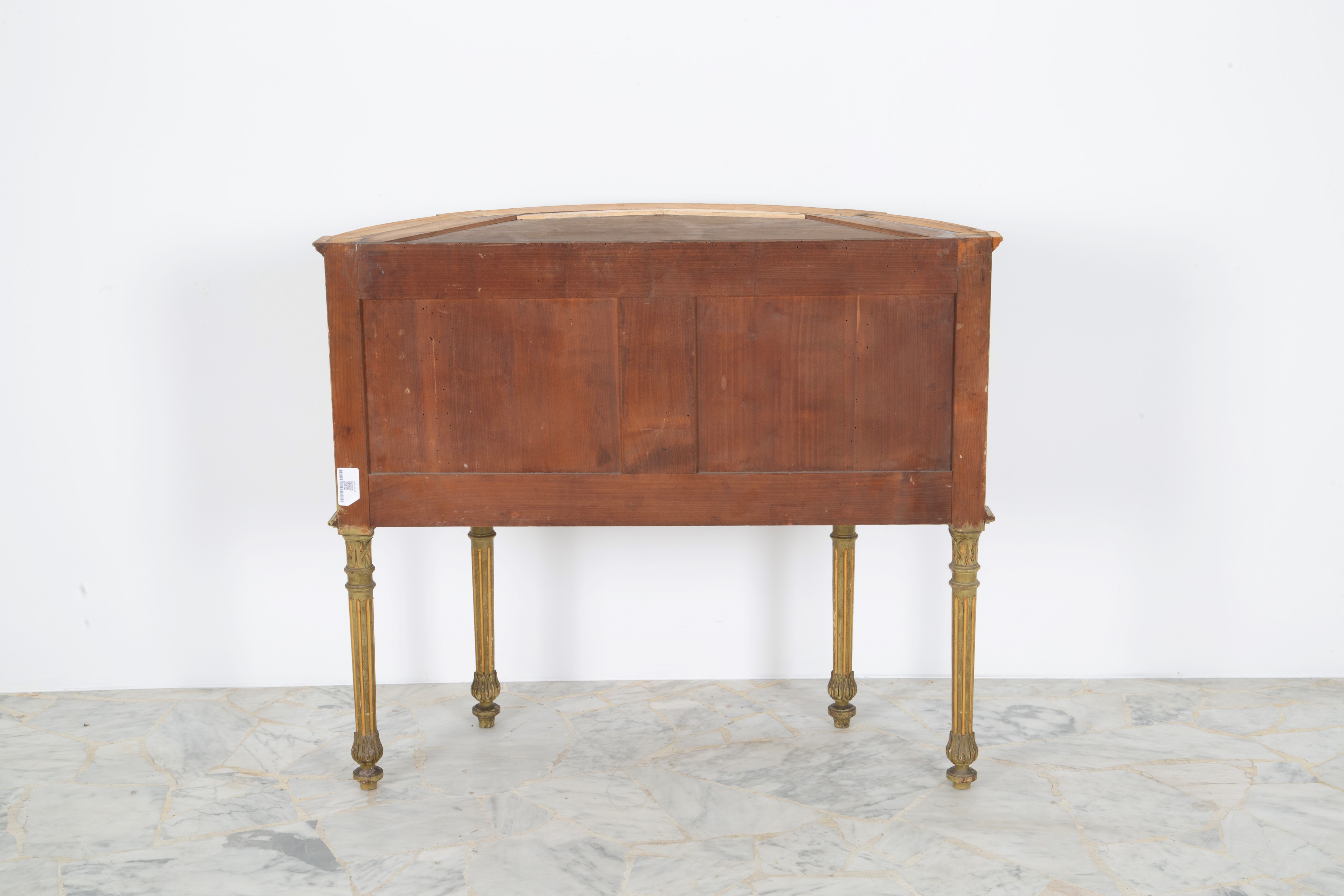 Comò a mezzaluna, legno laccato con piano in marmo giallo e guarnizioni in bronzo dorato