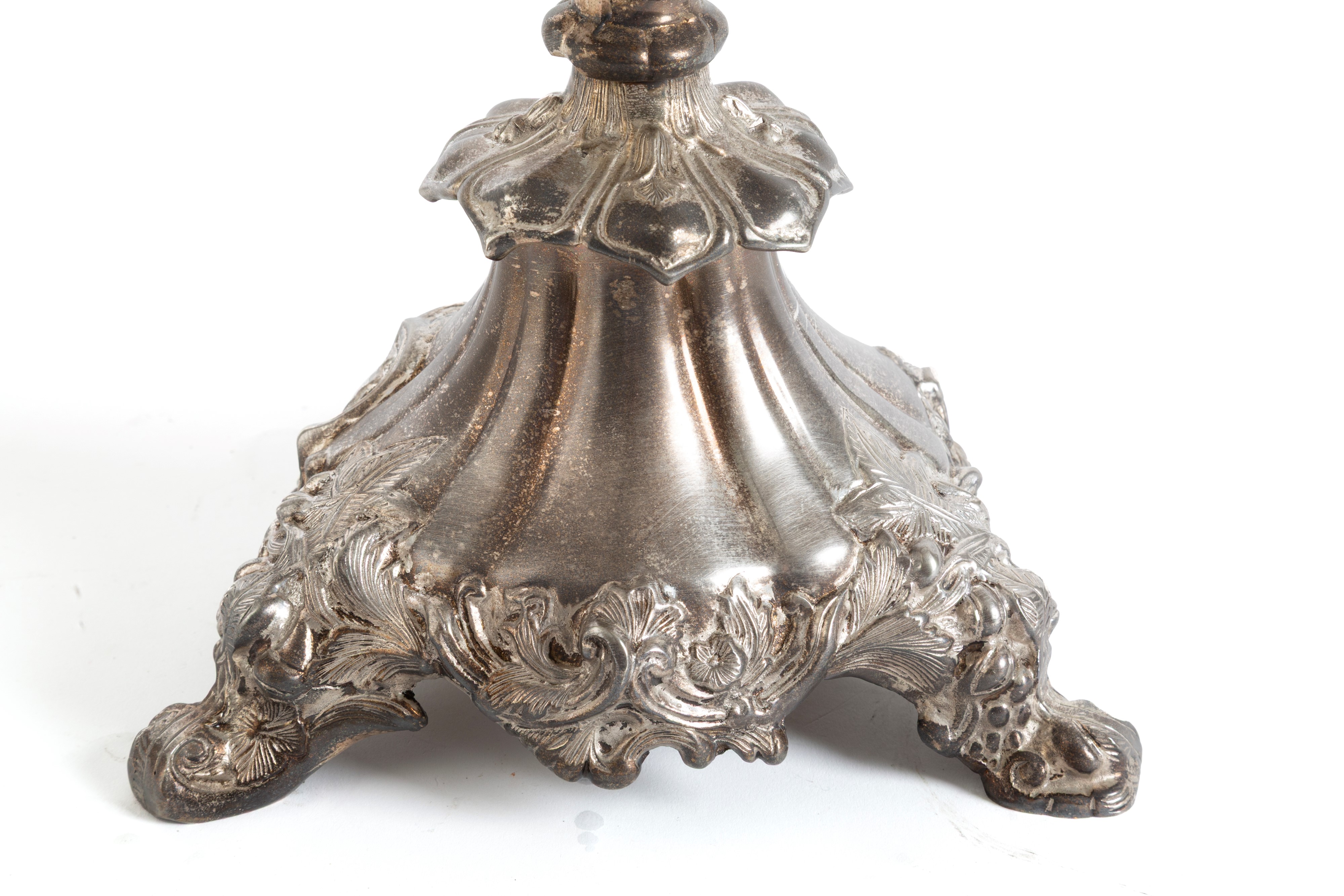 Tre candelabri a nove luci in Sheffield, marcati