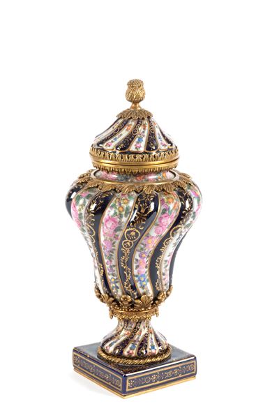 Vaso a torchon con coperchio, porcellana bianca e blu, Francia, fine XVIII secolo