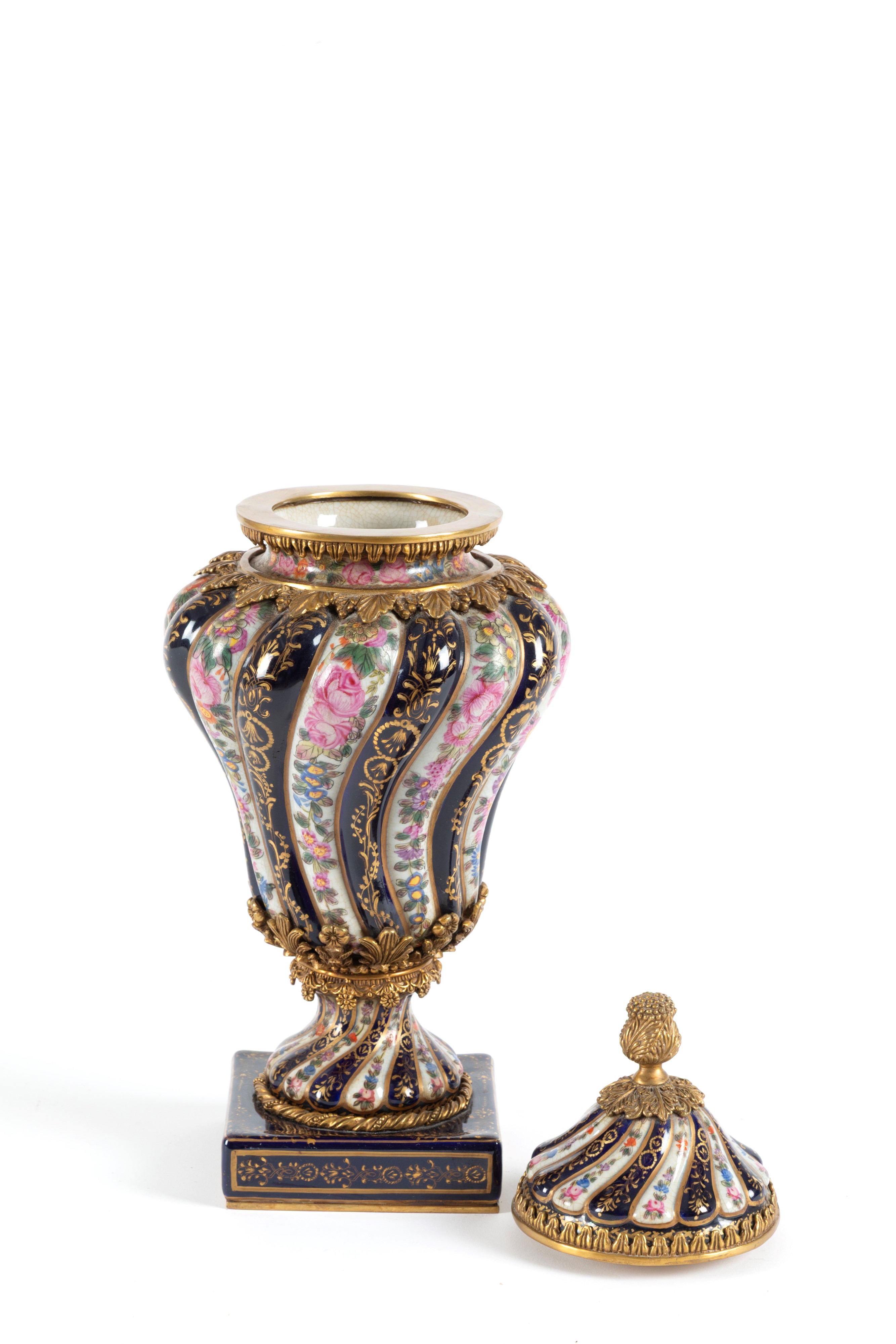 Vaso a torchon con coperchio, porcellana bianca e blu, Francia, fine XVIII secolo
