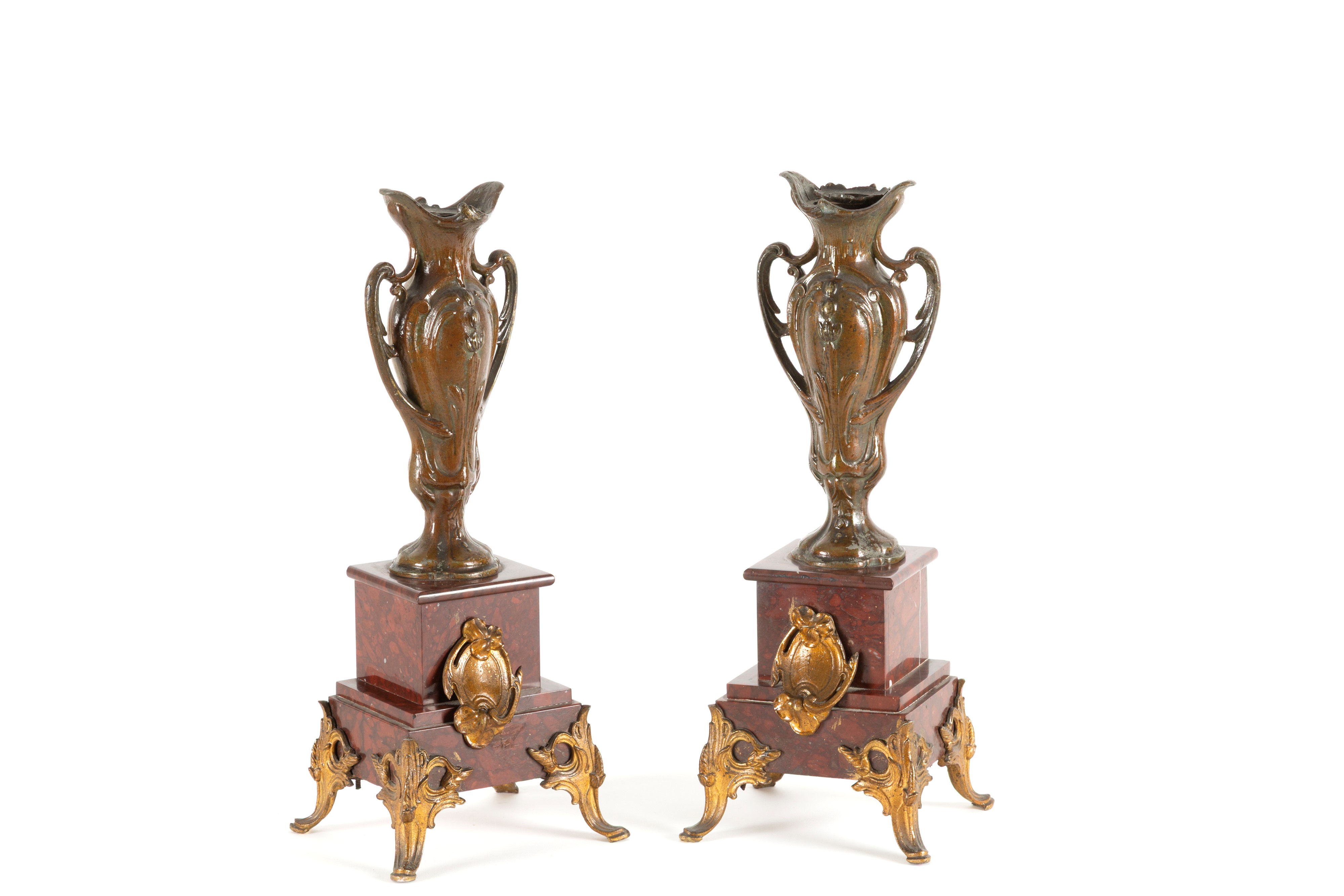 Trittico in marmo rosso e antimonio, composto da orologio e due candelieri, Francia, fine XIX sec...