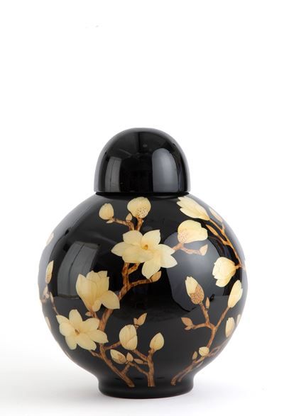 Potiche in porcellana, decorazione a motivi di magnolie su fondo nero, XIX secolo