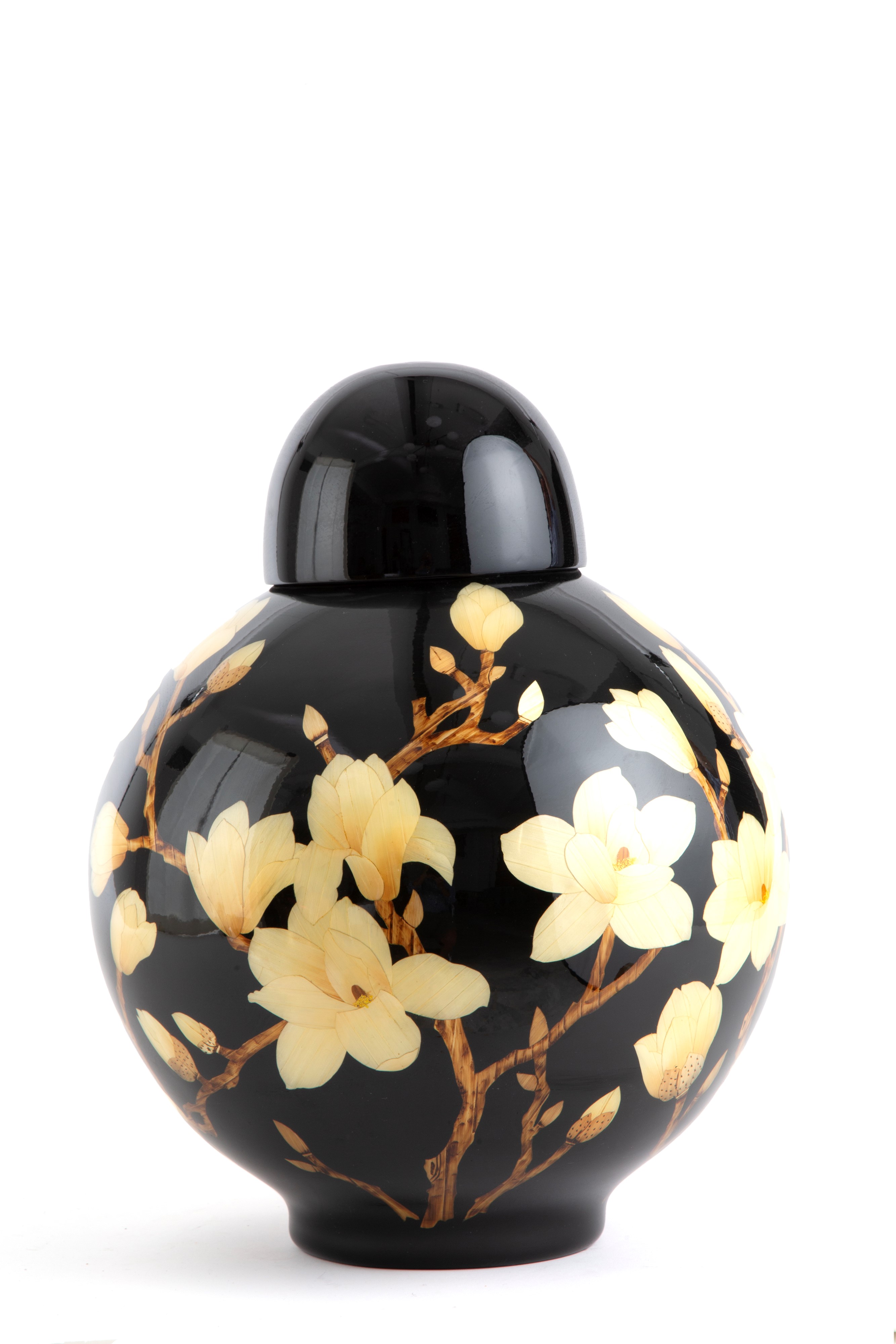 Potiche in porcellana, decorazione a motivi di magnolie su fondo nero, XIX secolo