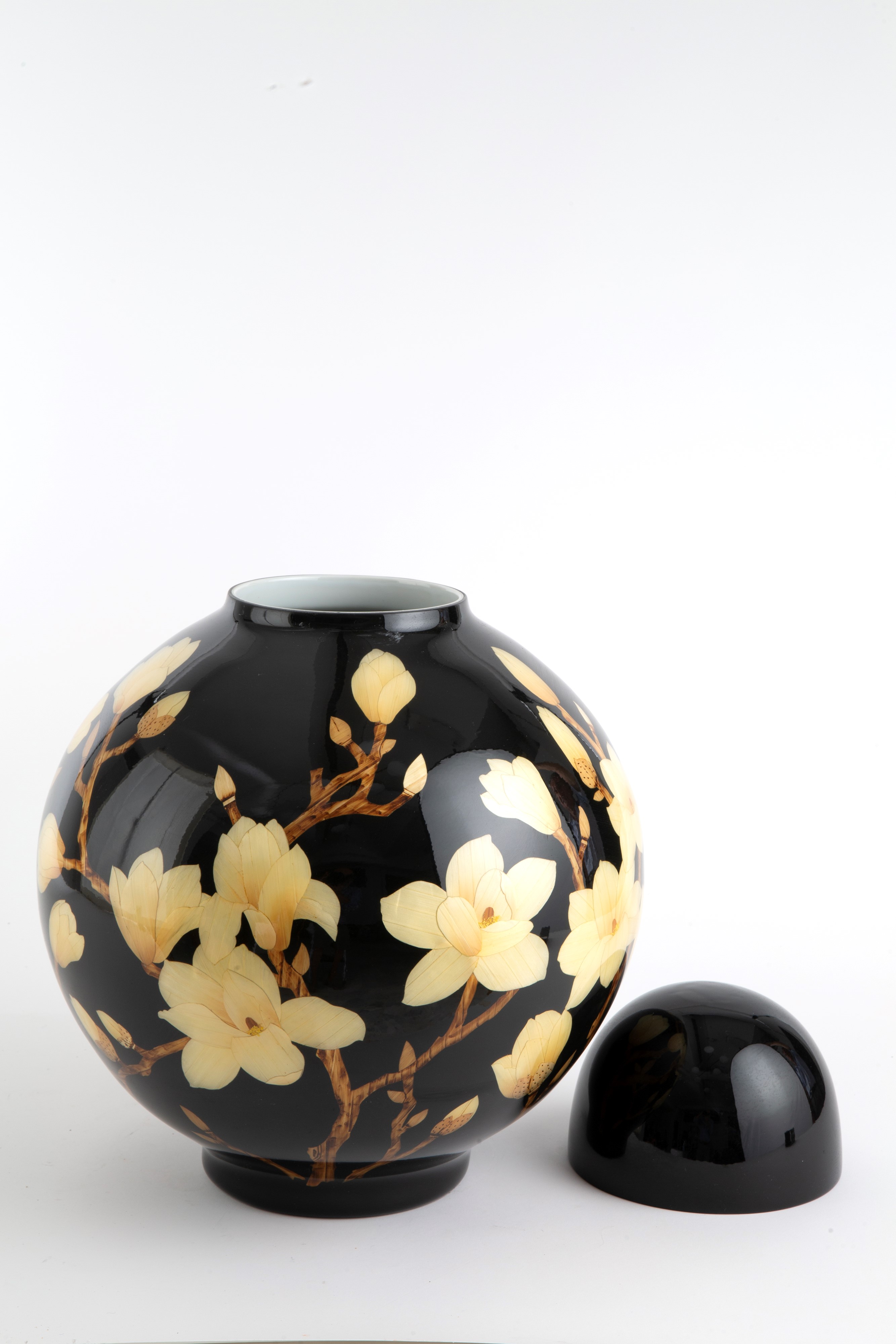 Potiche in porcellana, decorazione a motivi di magnolie su fondo nero, XIX secolo