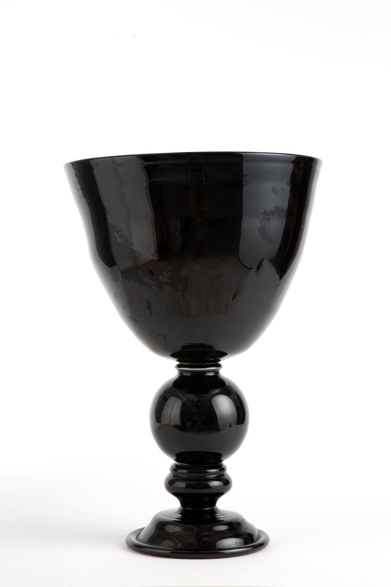 Vaso in pasta di vetro nero, XX secolo, cm 54x37