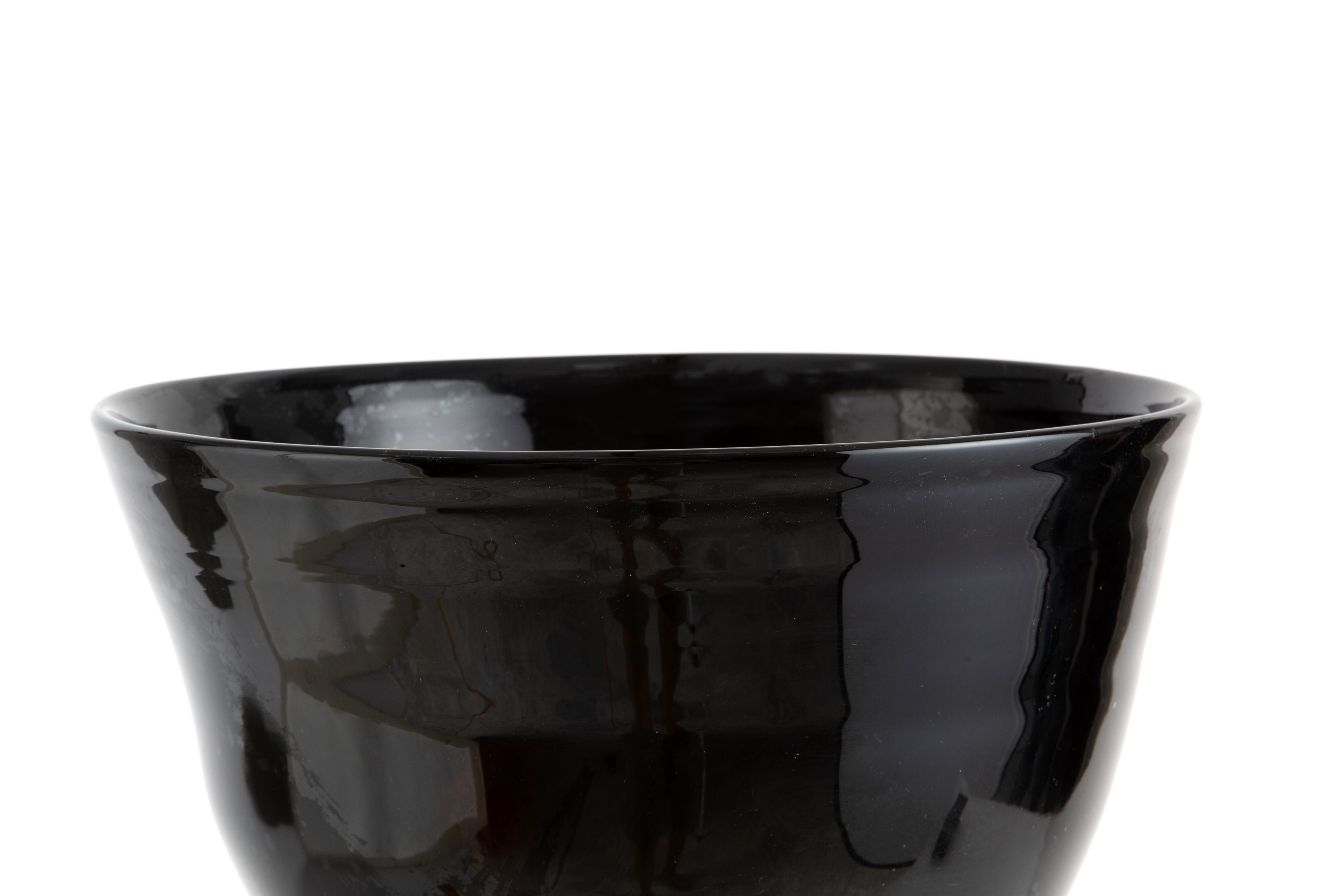 Vaso in pasta di vetro nero, XX secolo, cm 54x37