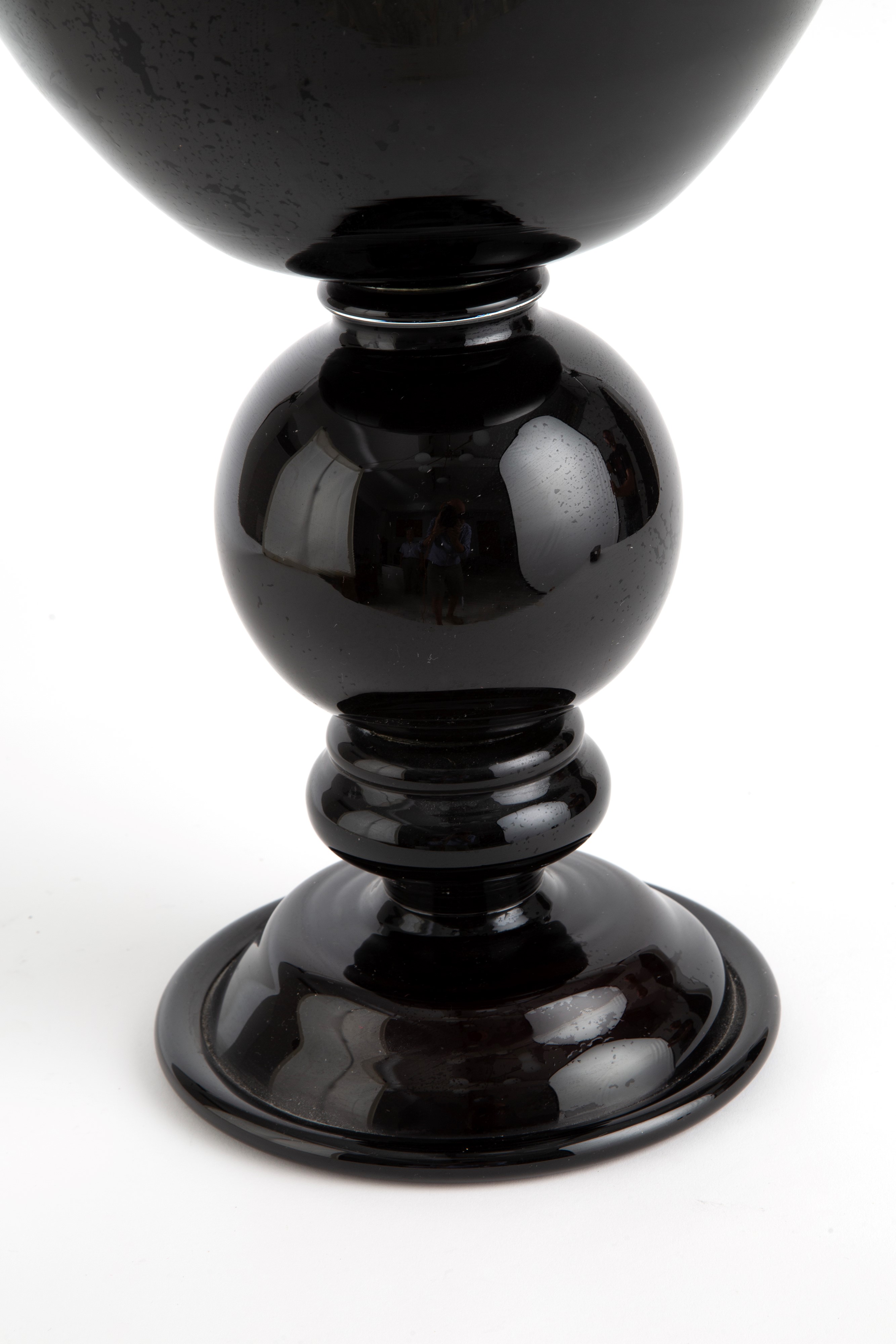 Vaso in pasta di vetro nero, XX secolo, cm 54x37