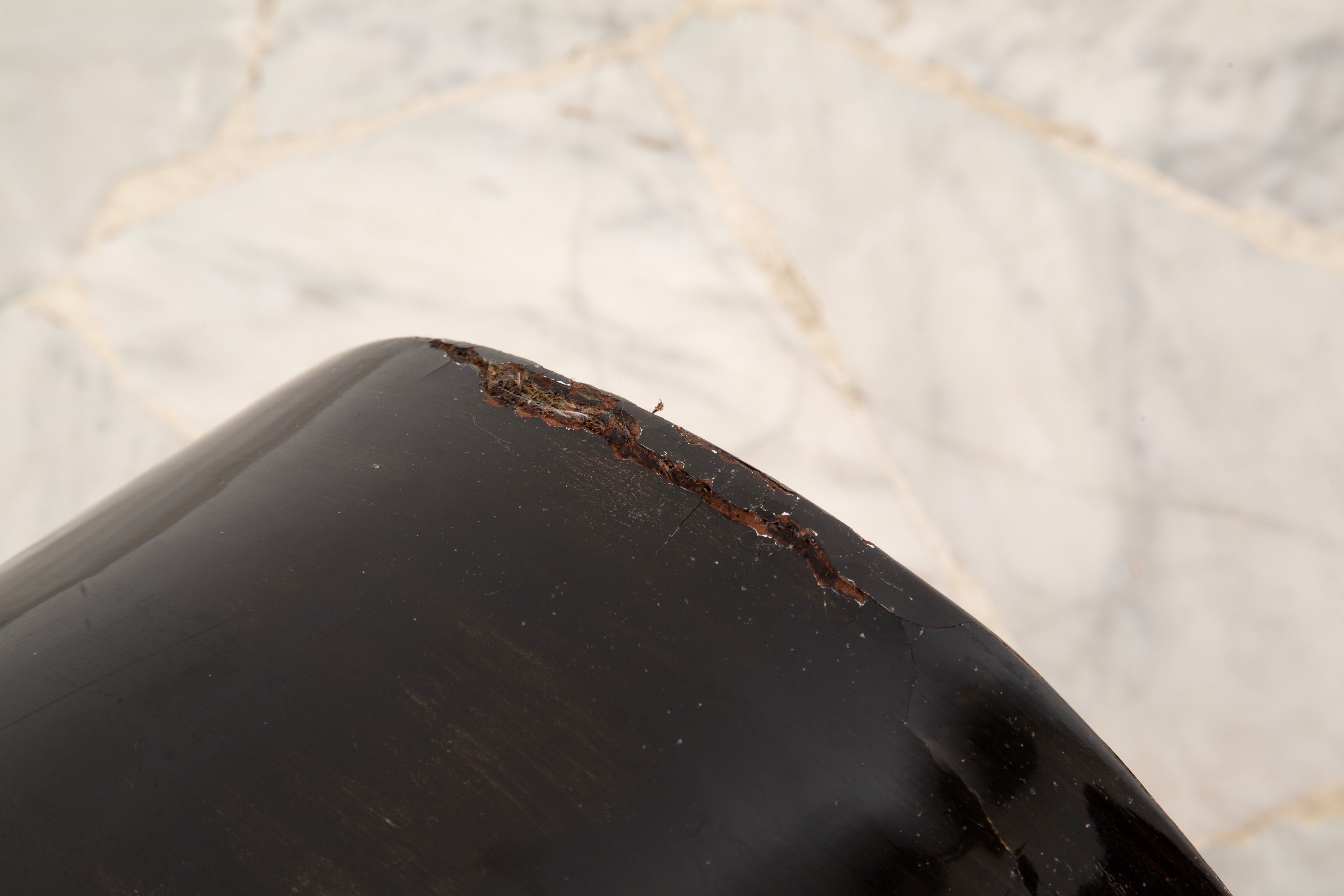 Vaso in legno laccato, XX secolo, nero e argento