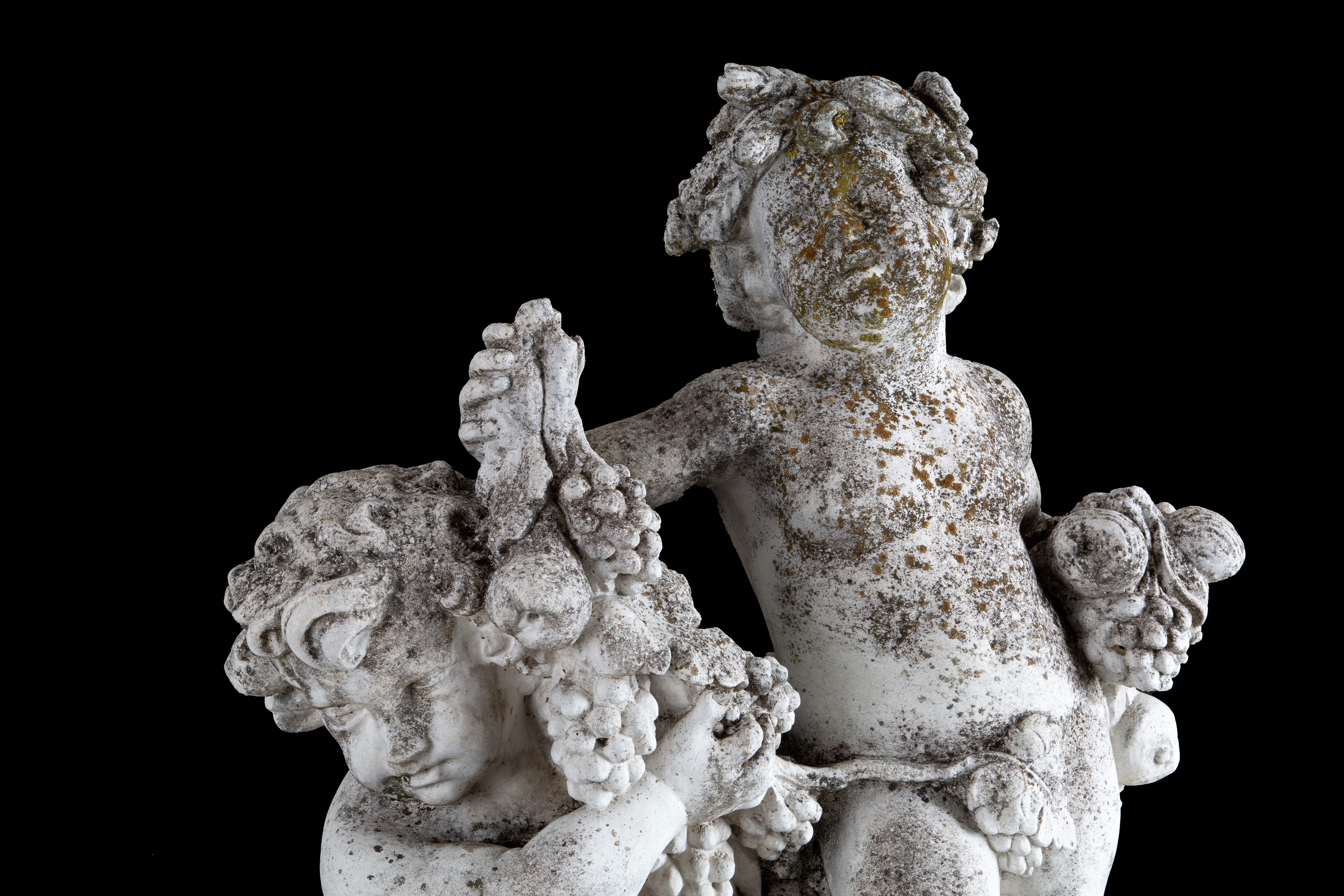 Papini A, Coppia di putti con grappoli, scultura in agglomerato di pietra
