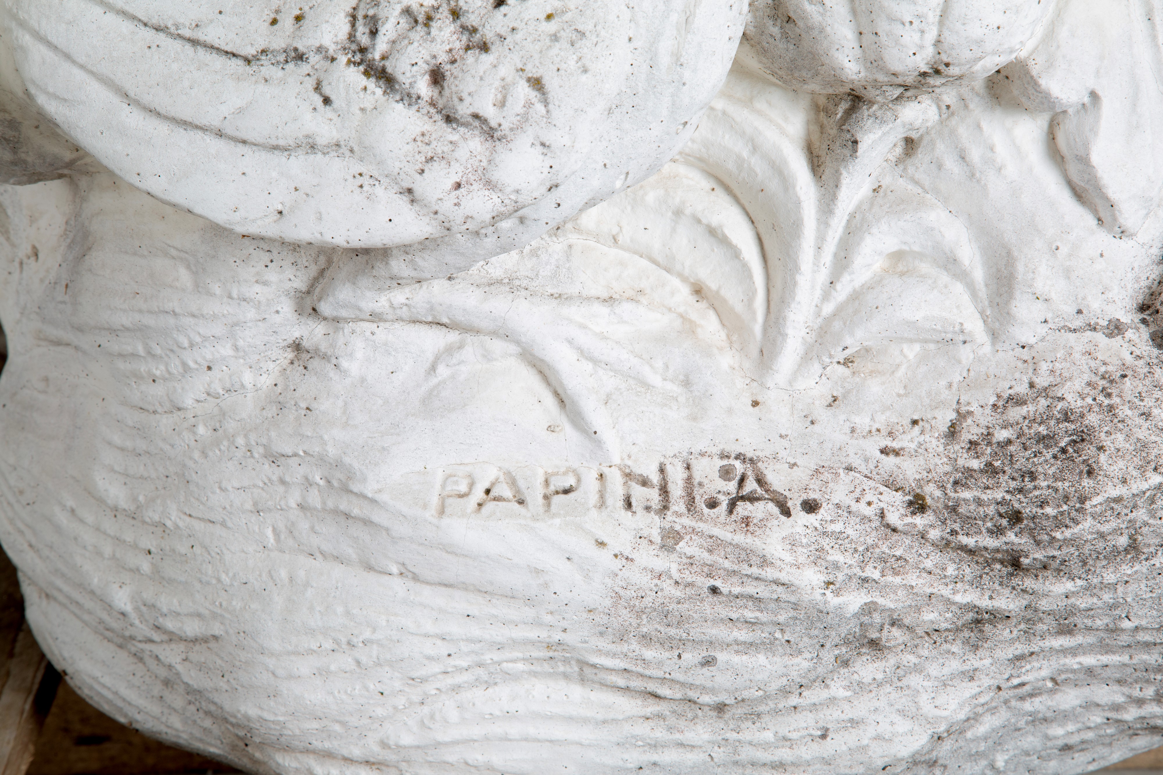 Papini A, Coppia di putti con grappoli, scultura in agglomerato di pietra