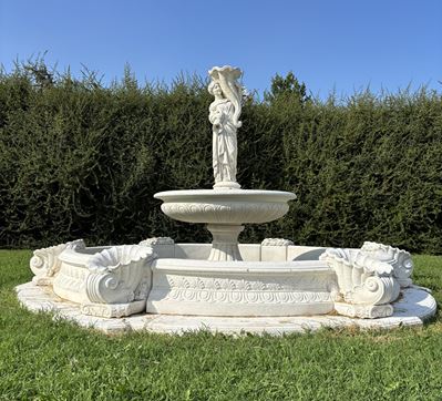 Grande fontana, scultura in agglomerato di pietra raffigurante 'Doride', cm 250 x 400 ca.