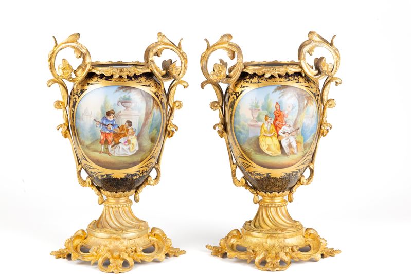 Coppia di vasi in porcellana di Sevres, fine XIX secolo, con bronzo cesellato e dorato