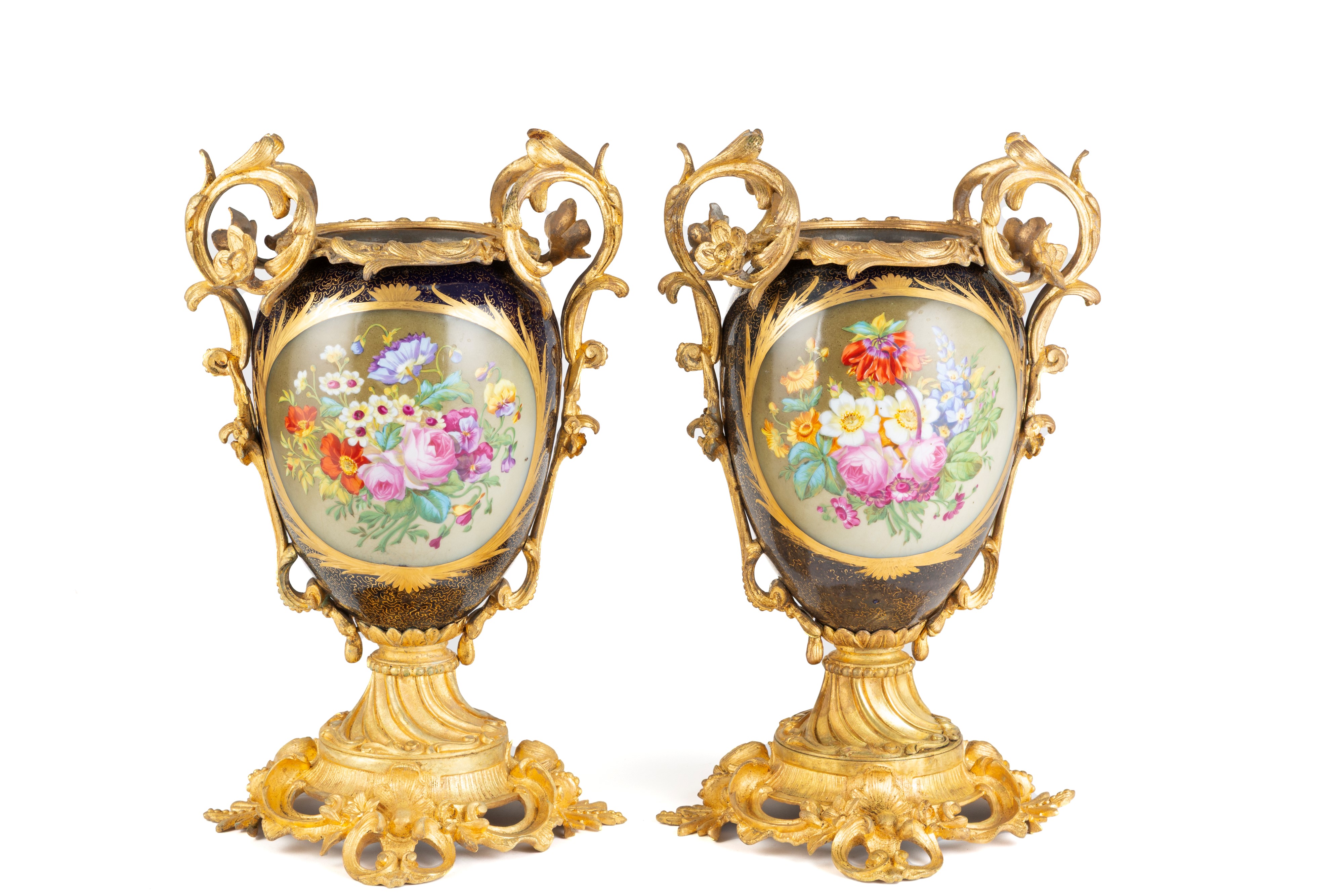 Coppia di vasi in porcellana di Sevres, fine XIX secolo, con bronzo cesellato e dorato