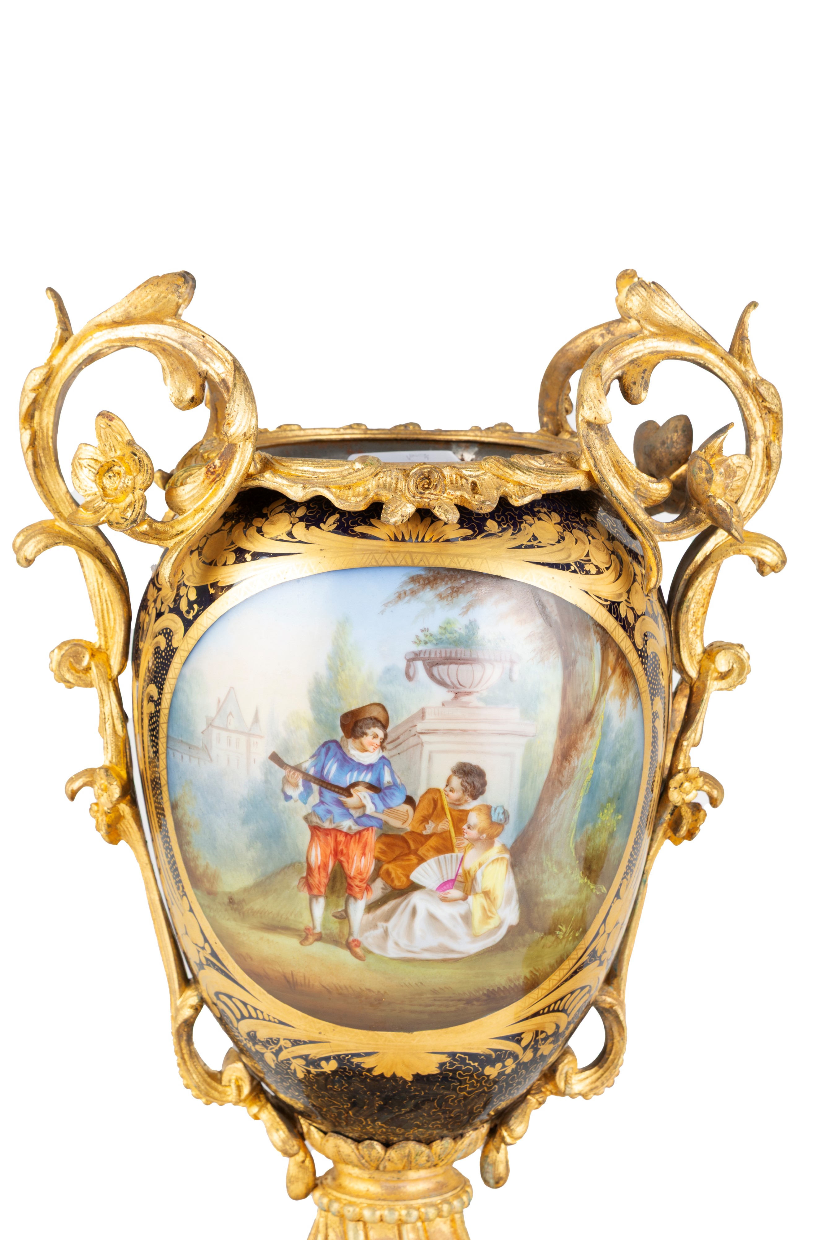 Coppia di vasi in porcellana di Sevres, fine XIX secolo, con bronzo cesellato e dorato