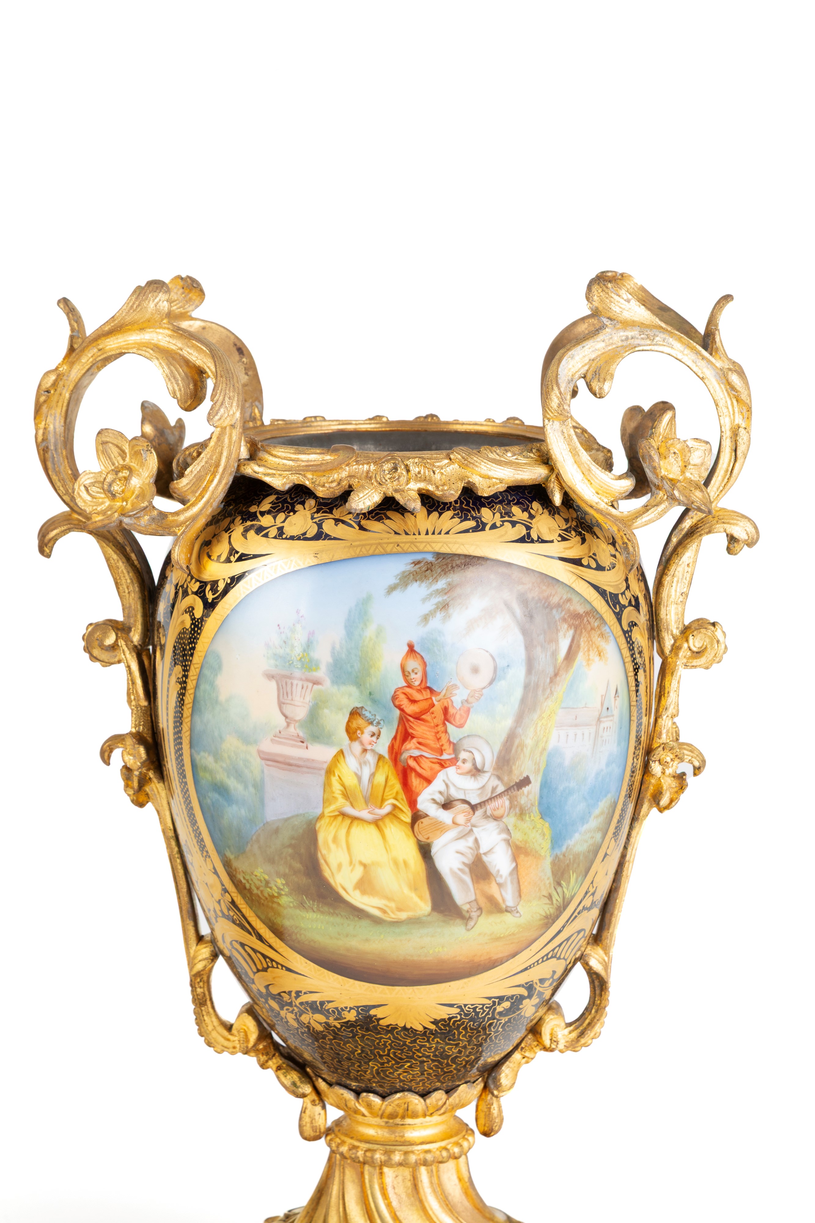 Coppia di vasi in porcellana di Sevres, fine XIX secolo, con bronzo cesellato e dorato