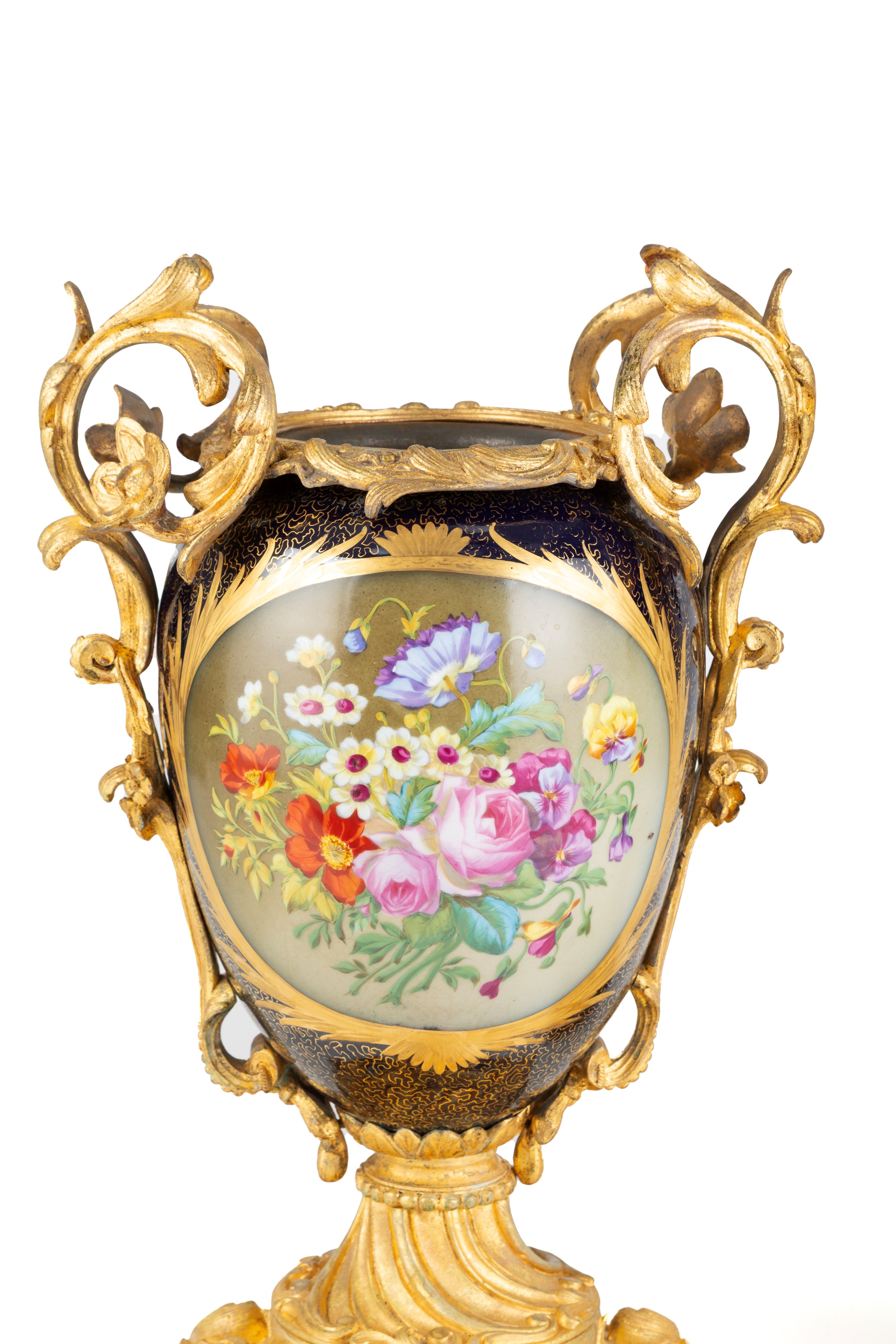 Coppia di vasi in porcellana di Sevres, fine XIX secolo, con bronzo cesellato e dorato