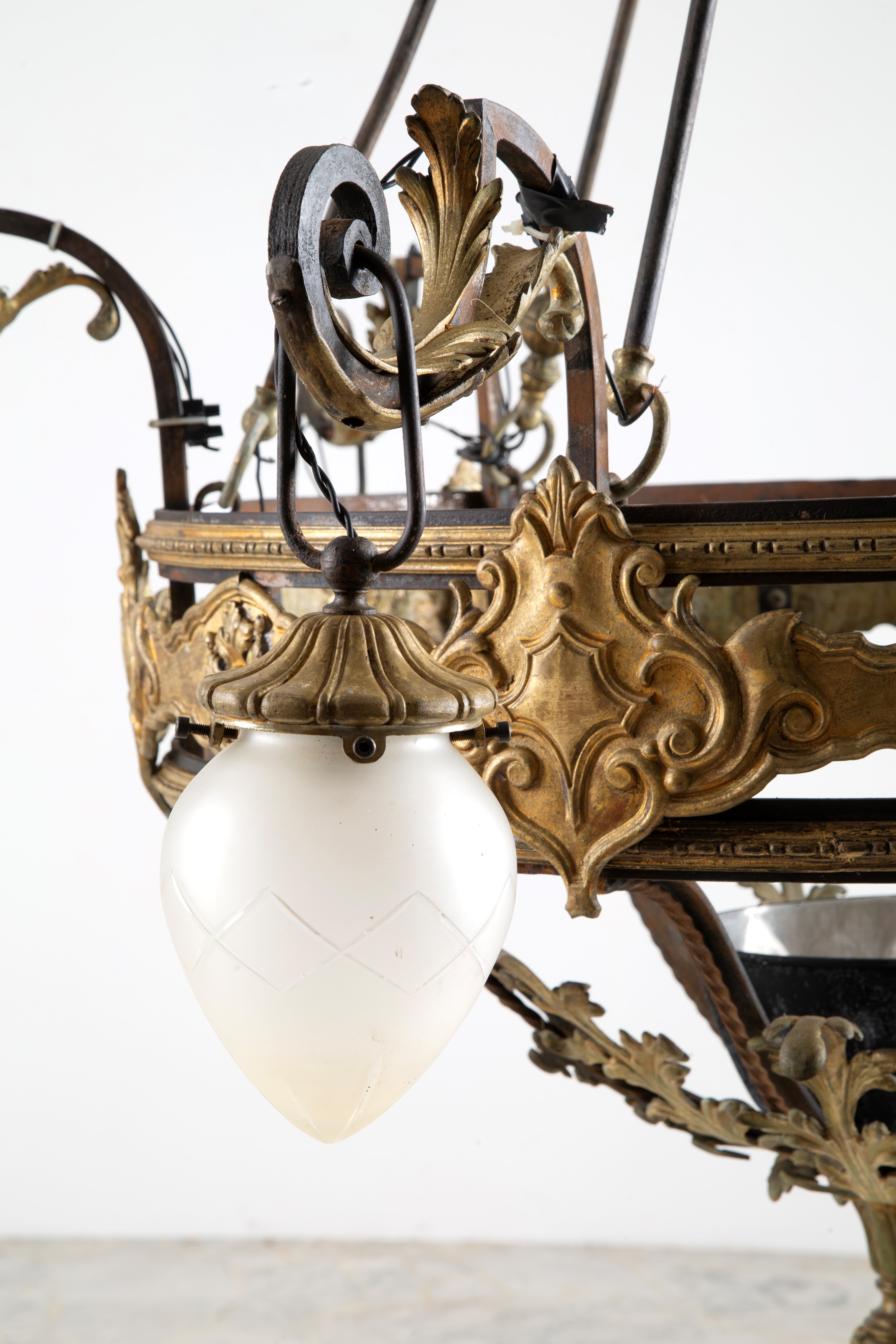 Lampadario in ferro e ottone