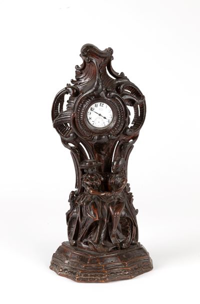 Porta orologio in legno intagliato con cipolla e scena galante, XVIII secolo