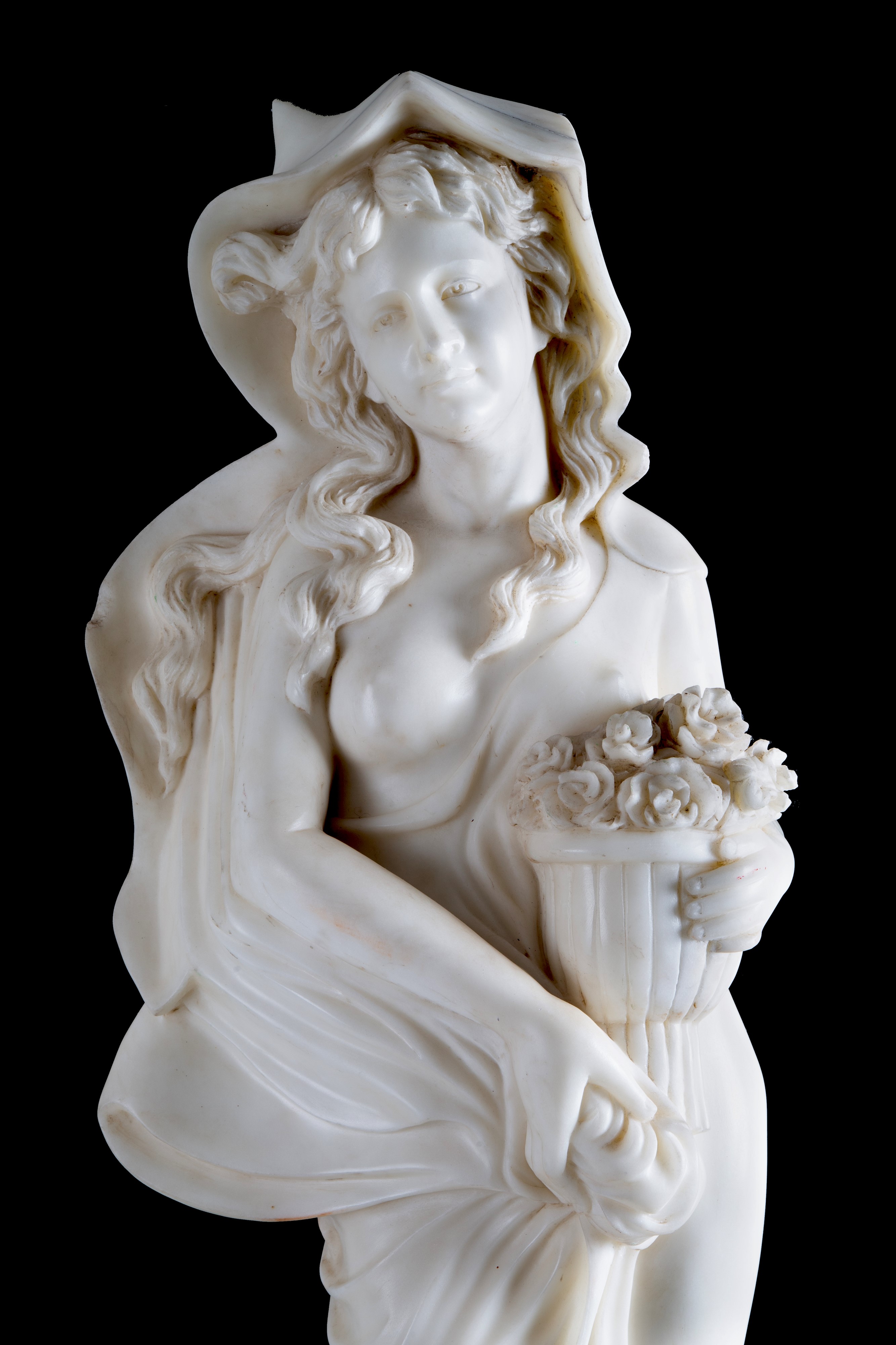 Figura femminile velata con cesta di fiori, scultura in marmo bianco di Carrara