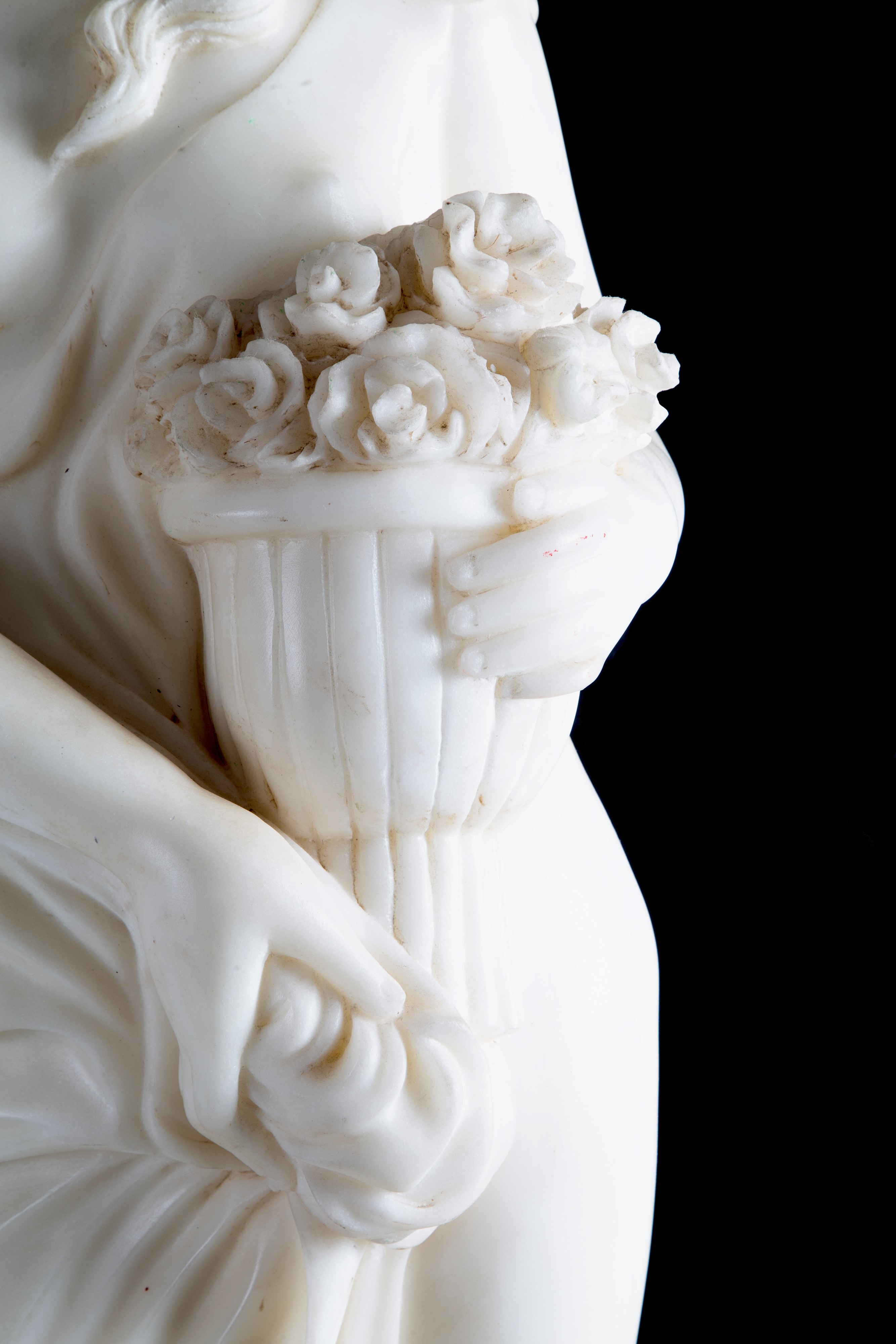 Figura femminile velata con cesta di fiori, scultura in marmo bianco di Carrara