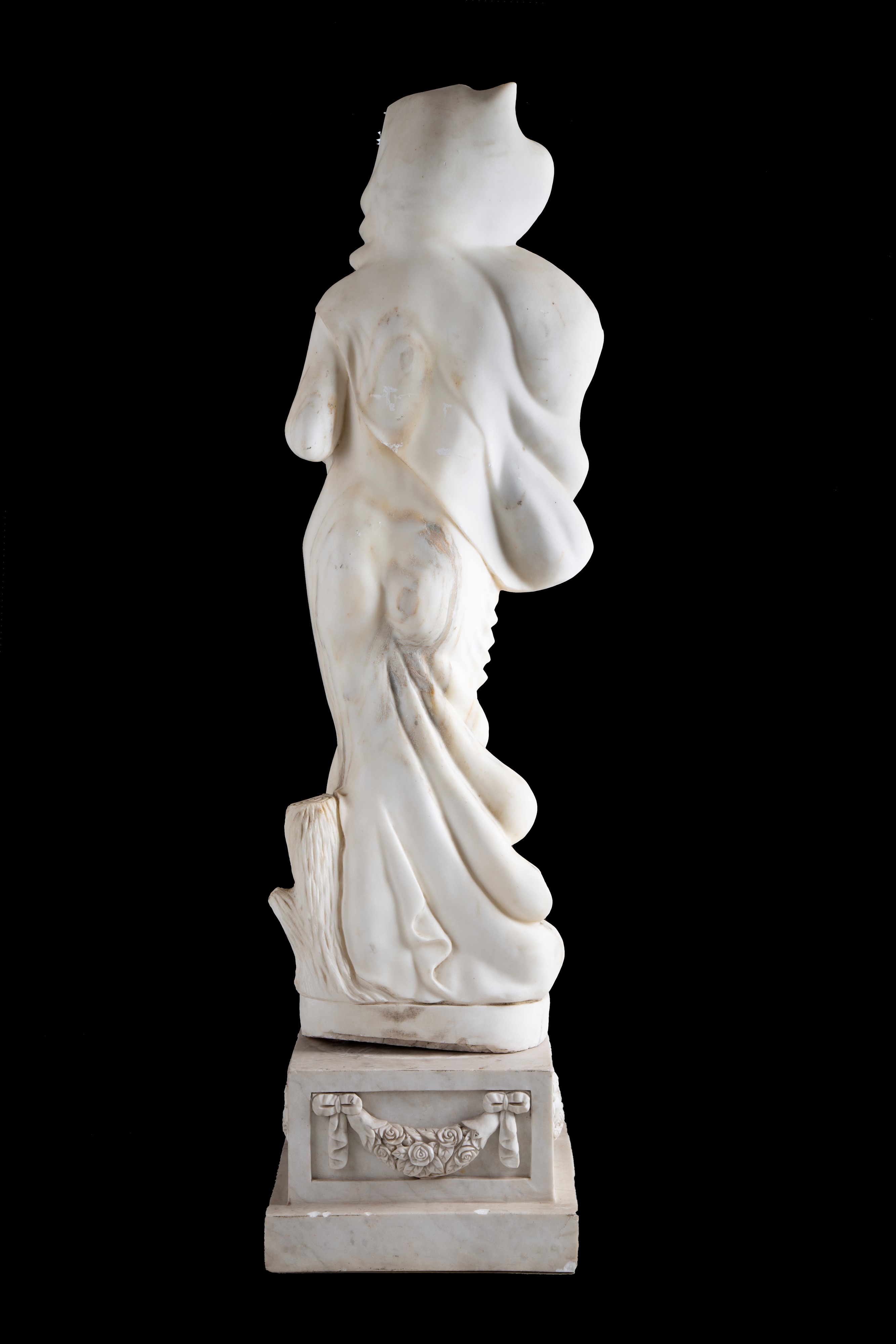 Figura femminile velata con cesta di fiori, scultura in marmo bianco di Carrara