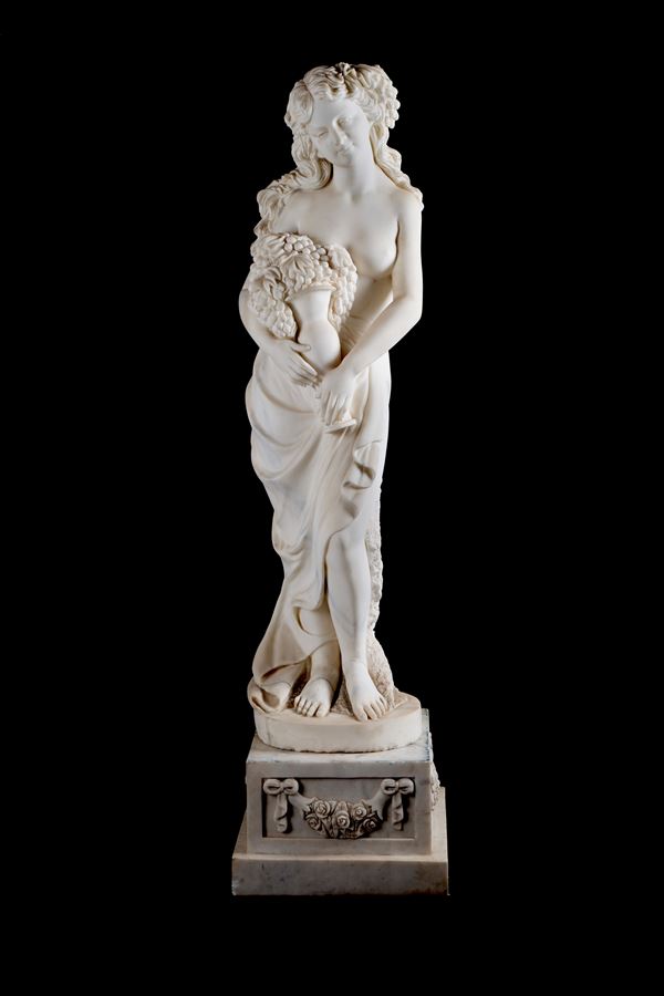 Scultura in marmo "FIGURA FEMMINILE CON GRAPPOLI D'UVA"