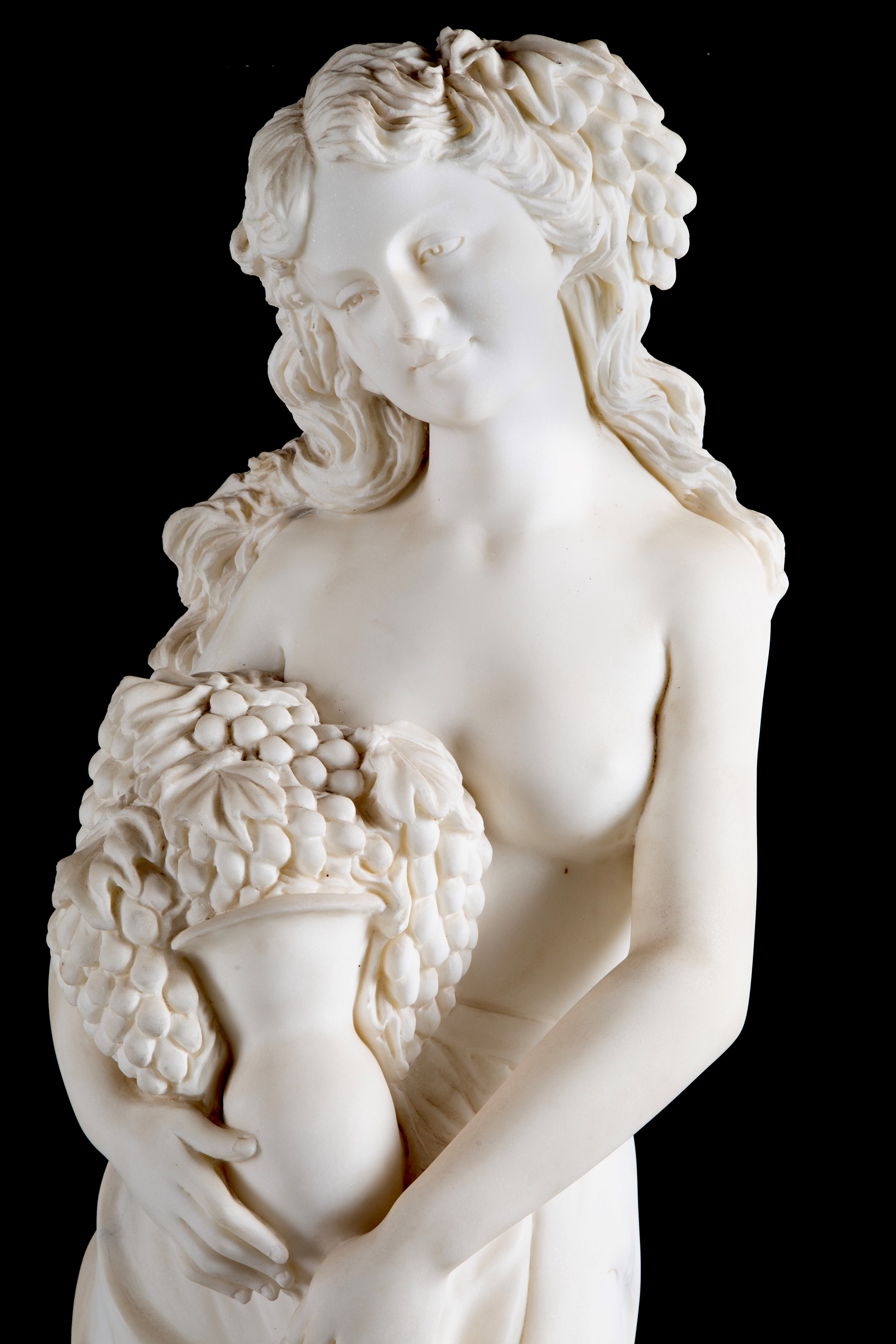 Scultura, Figura femminile con grappoli d’uva, marmo di Carrara (XX secolo)