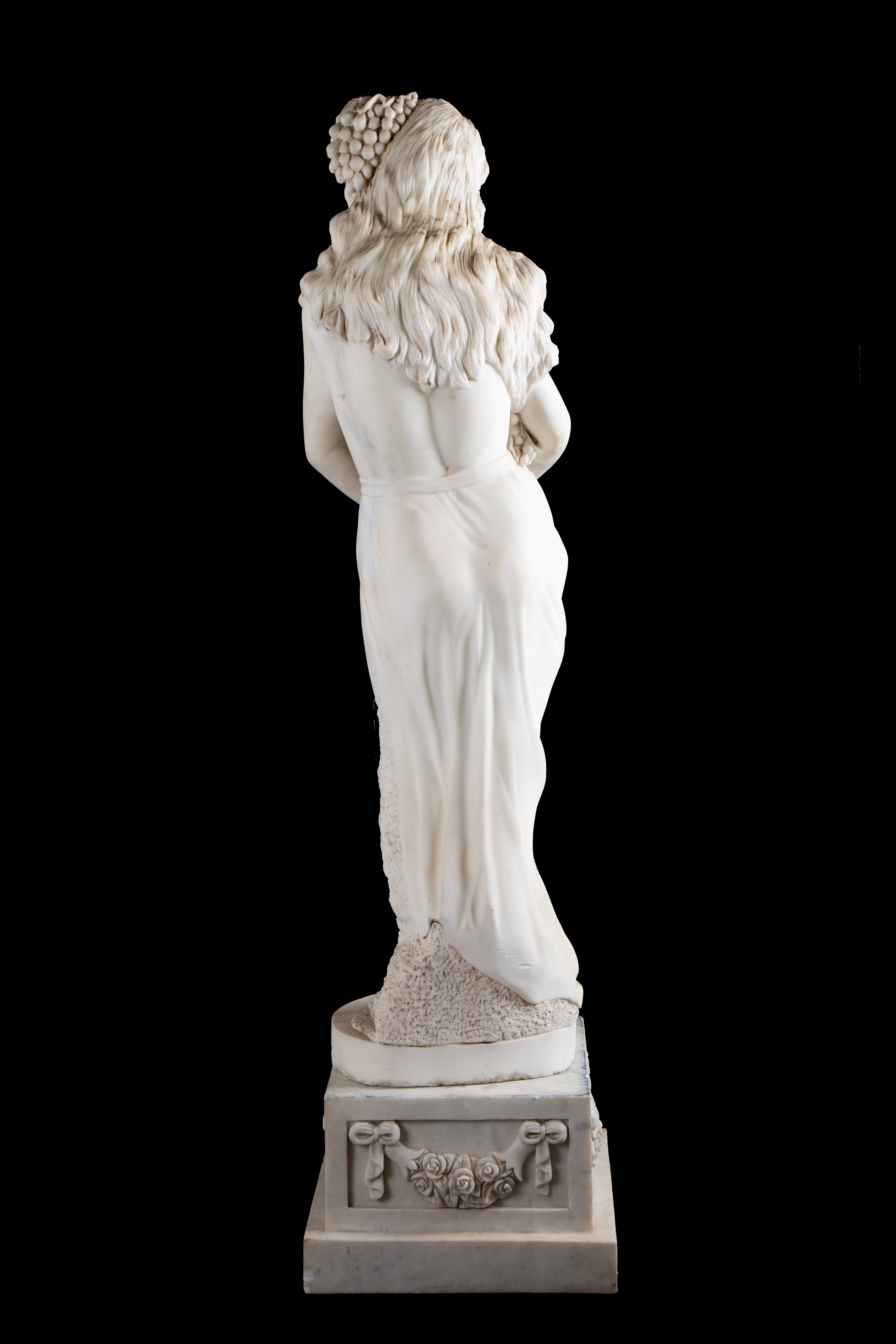 Scultura, Figura femminile con grappoli d’uva, marmo di Carrara (XX secolo)
