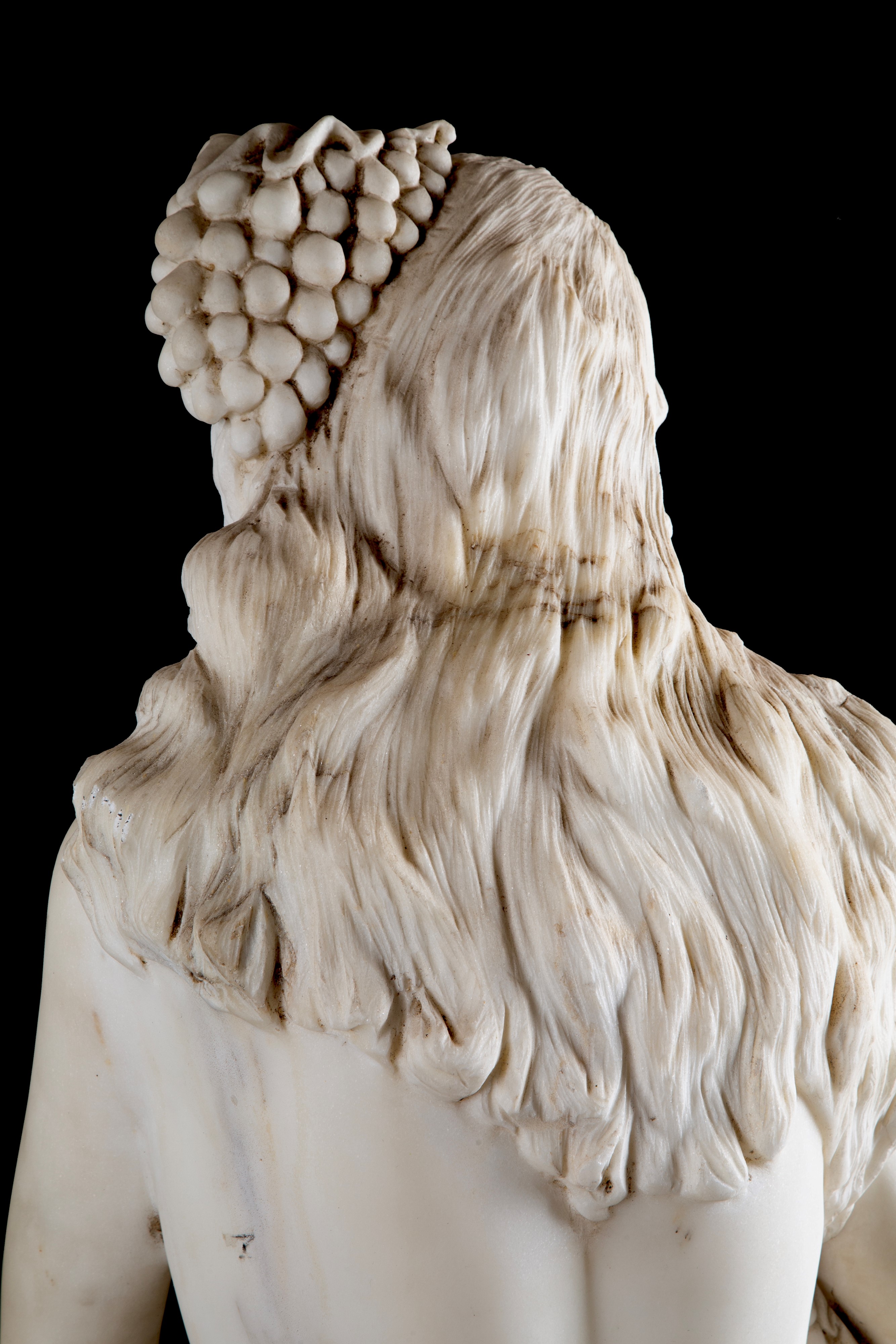 Scultura, Figura femminile con grappoli d’uva, marmo di Carrara (XX secolo)