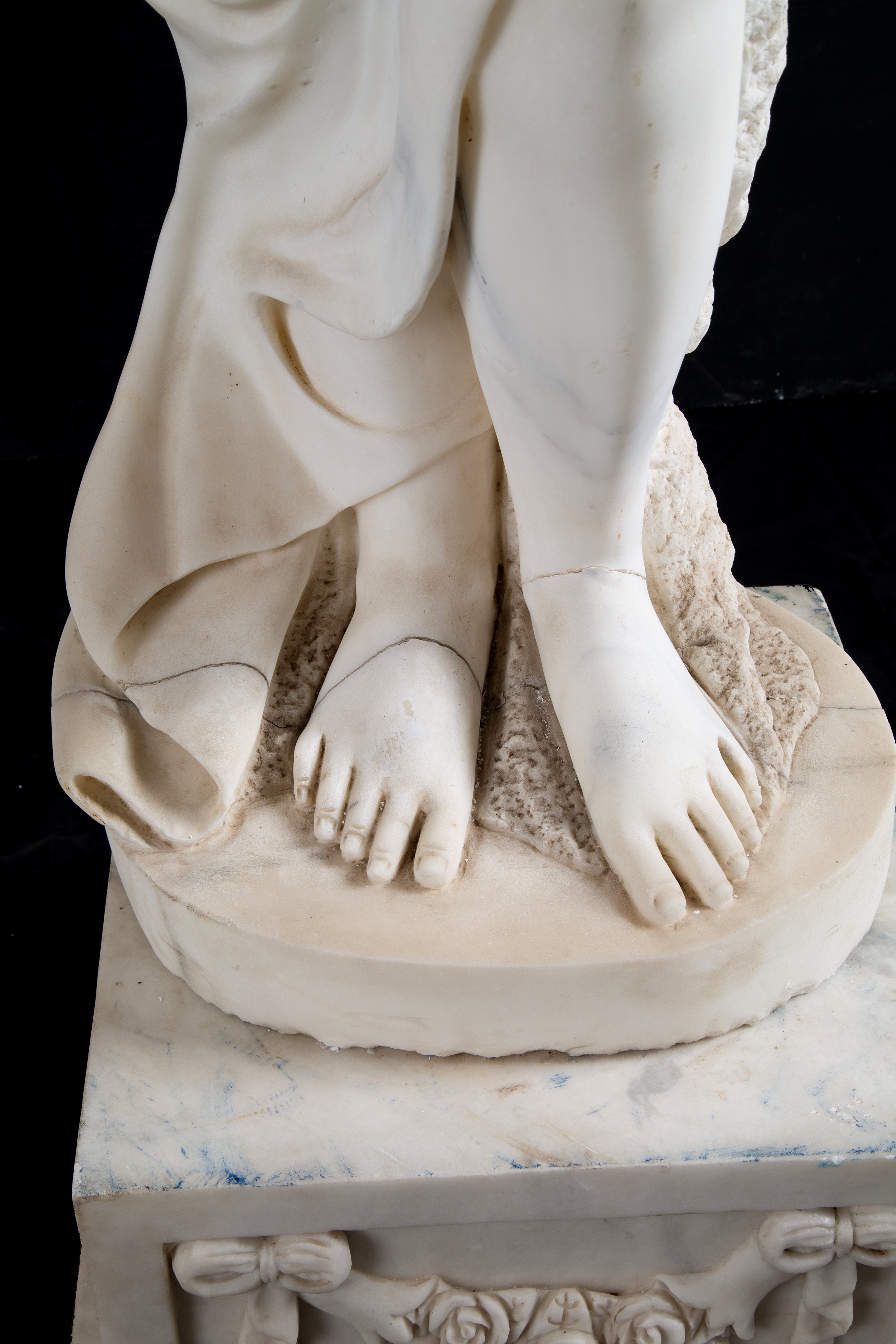 Scultura, Figura femminile con grappoli d’uva, marmo di Carrara (XX secolo)