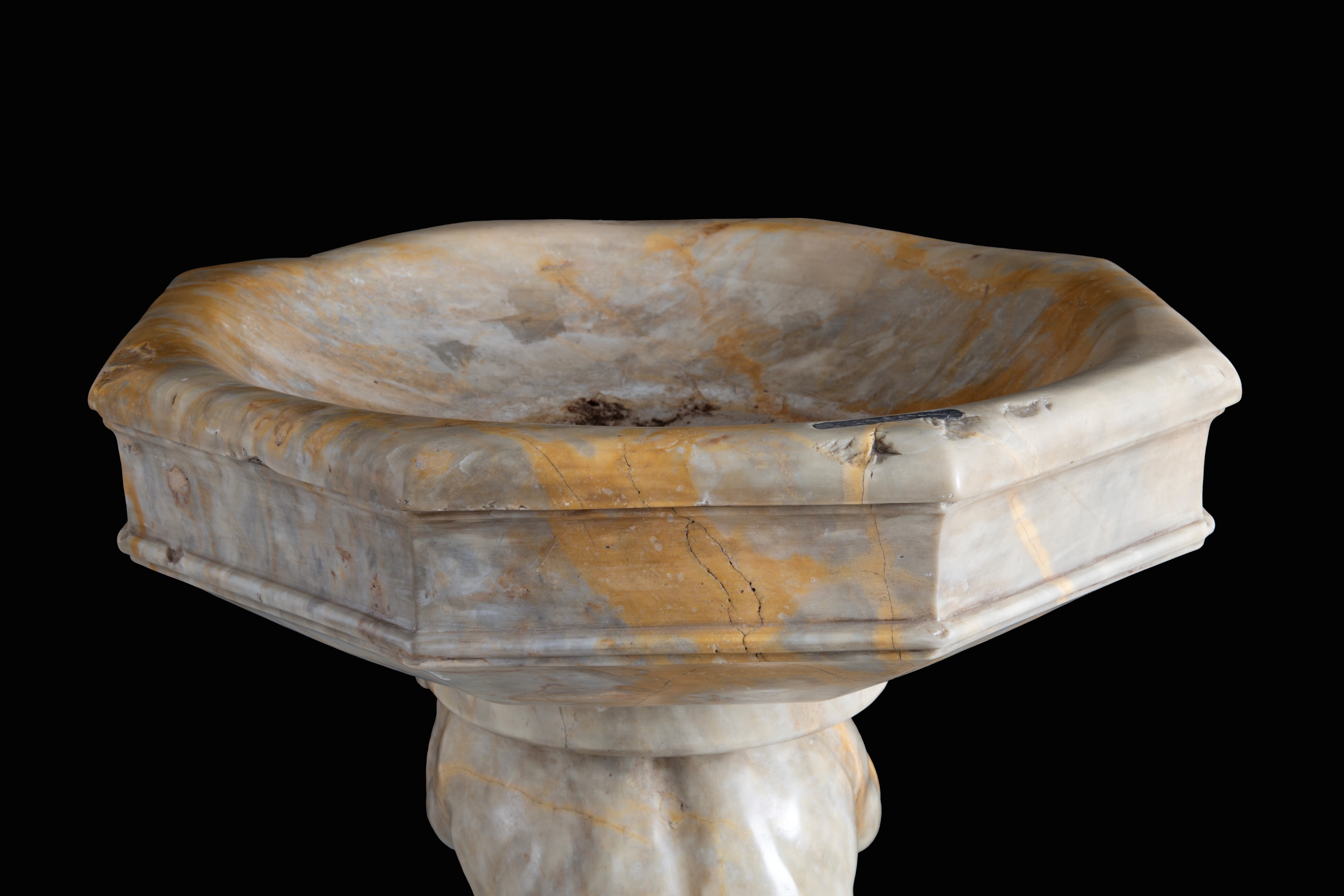 Vasca in marmo giallo Verona con telamone, ottagonale