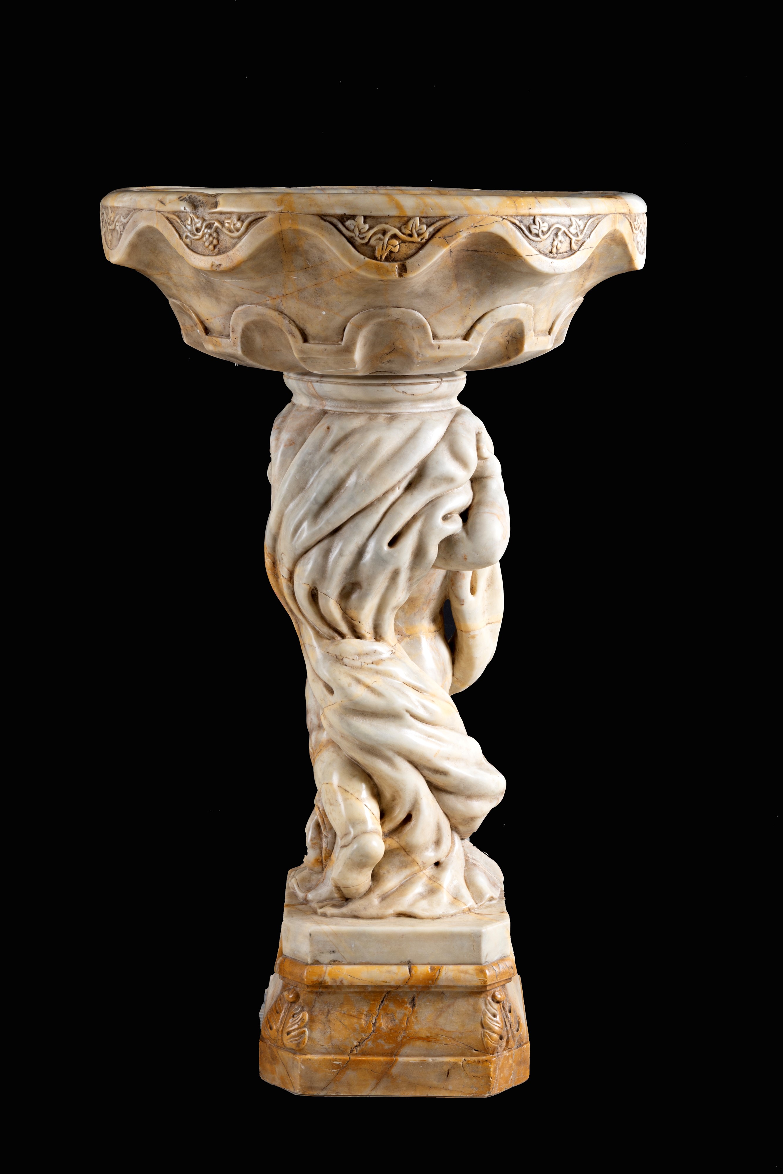 Vasca in marmo giallo Verona con putto, fine XIX - inizio XX secolo
