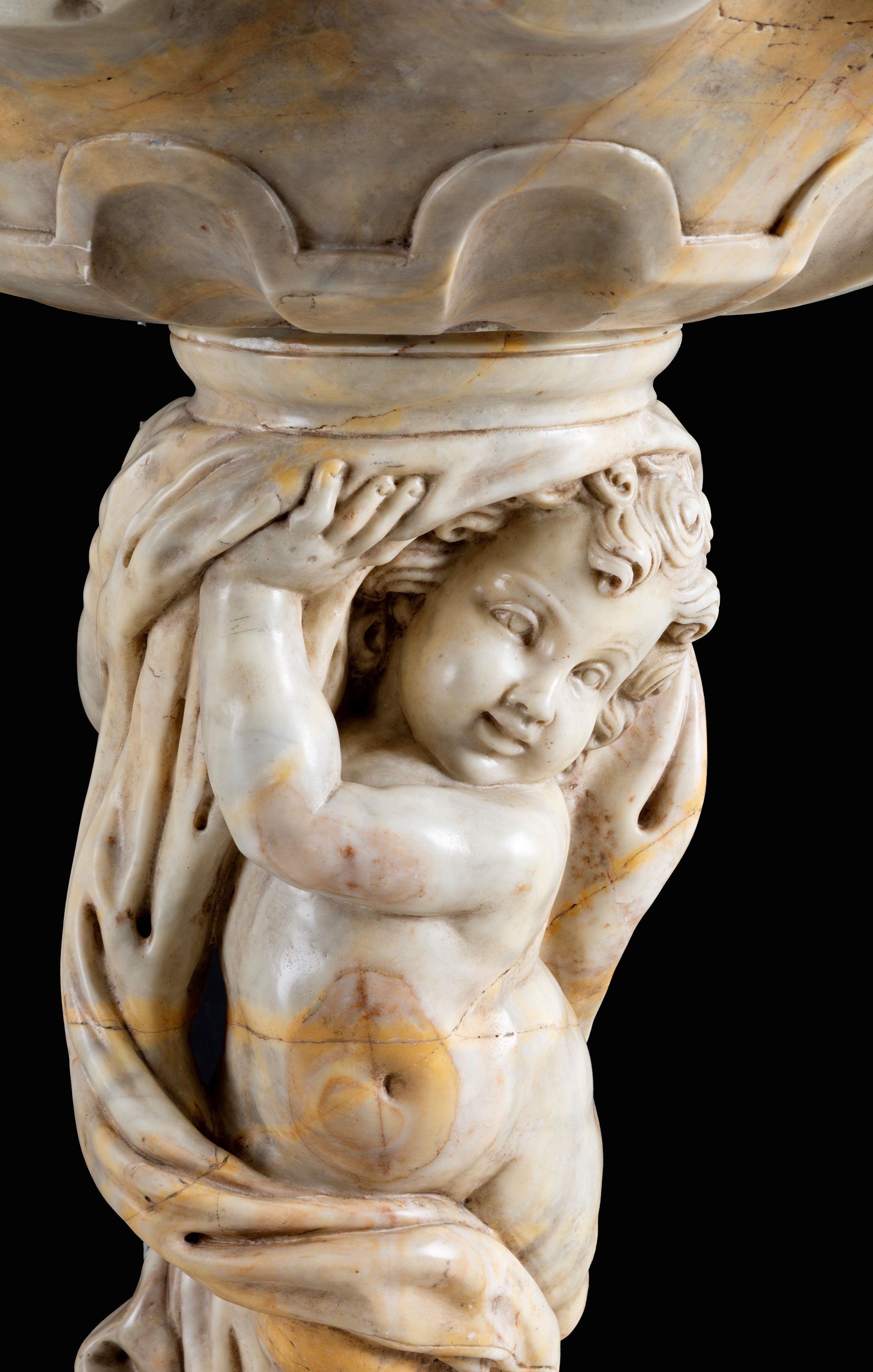 Vasca in marmo giallo Verona con putto, fine XIX - inizio XX secolo