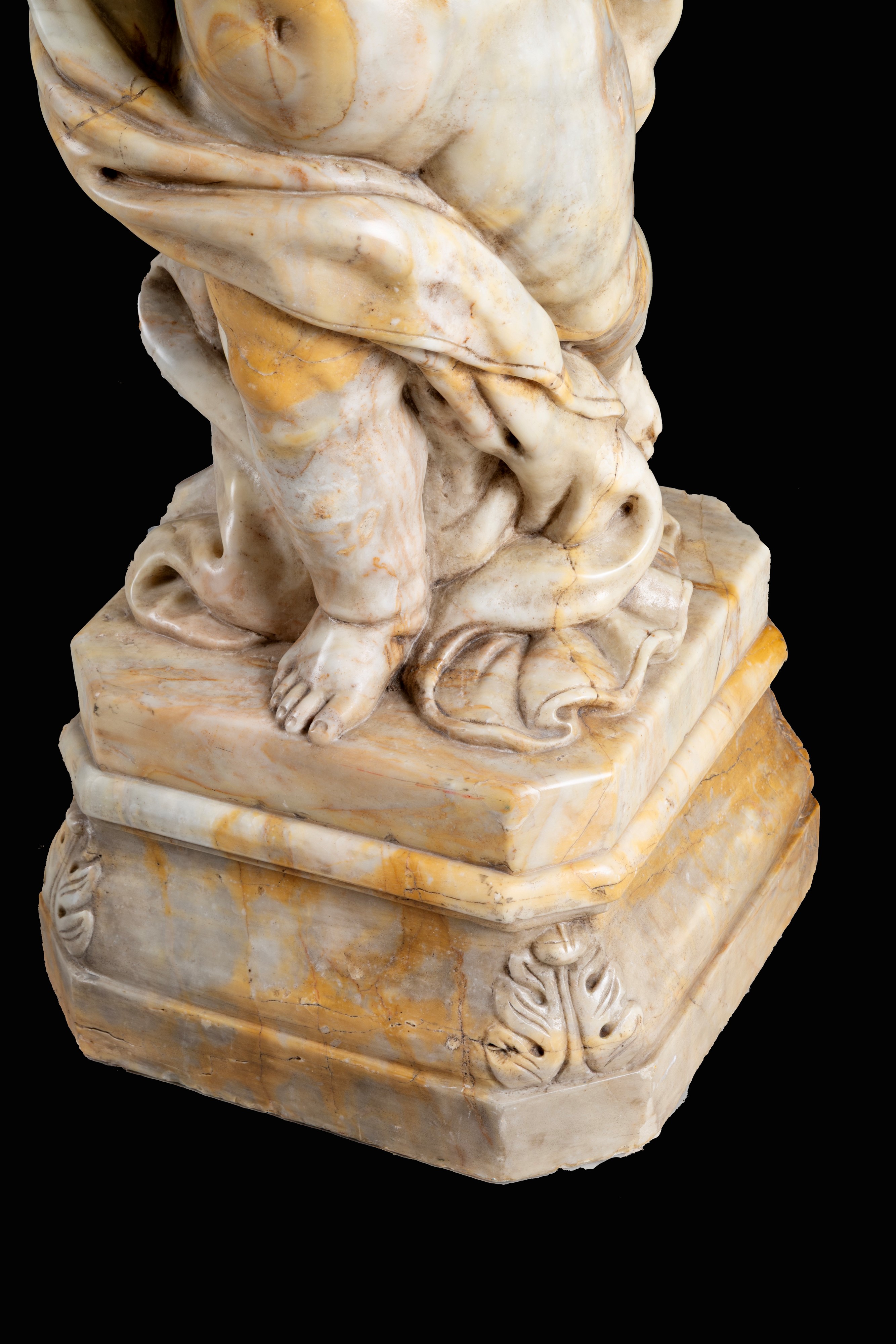 Vasca in marmo giallo Verona con putto, fine XIX - inizio XX secolo