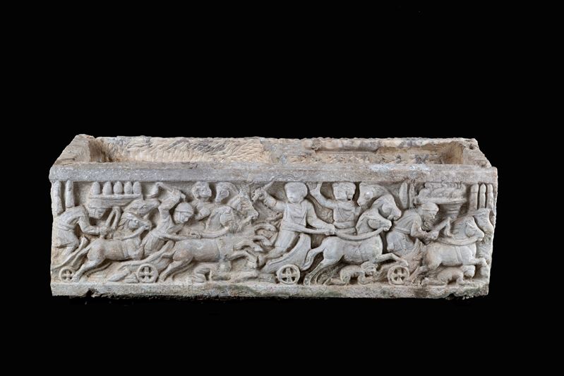 Vasca in marmo istoriata, dimensioni 40x121x43 cm ca.