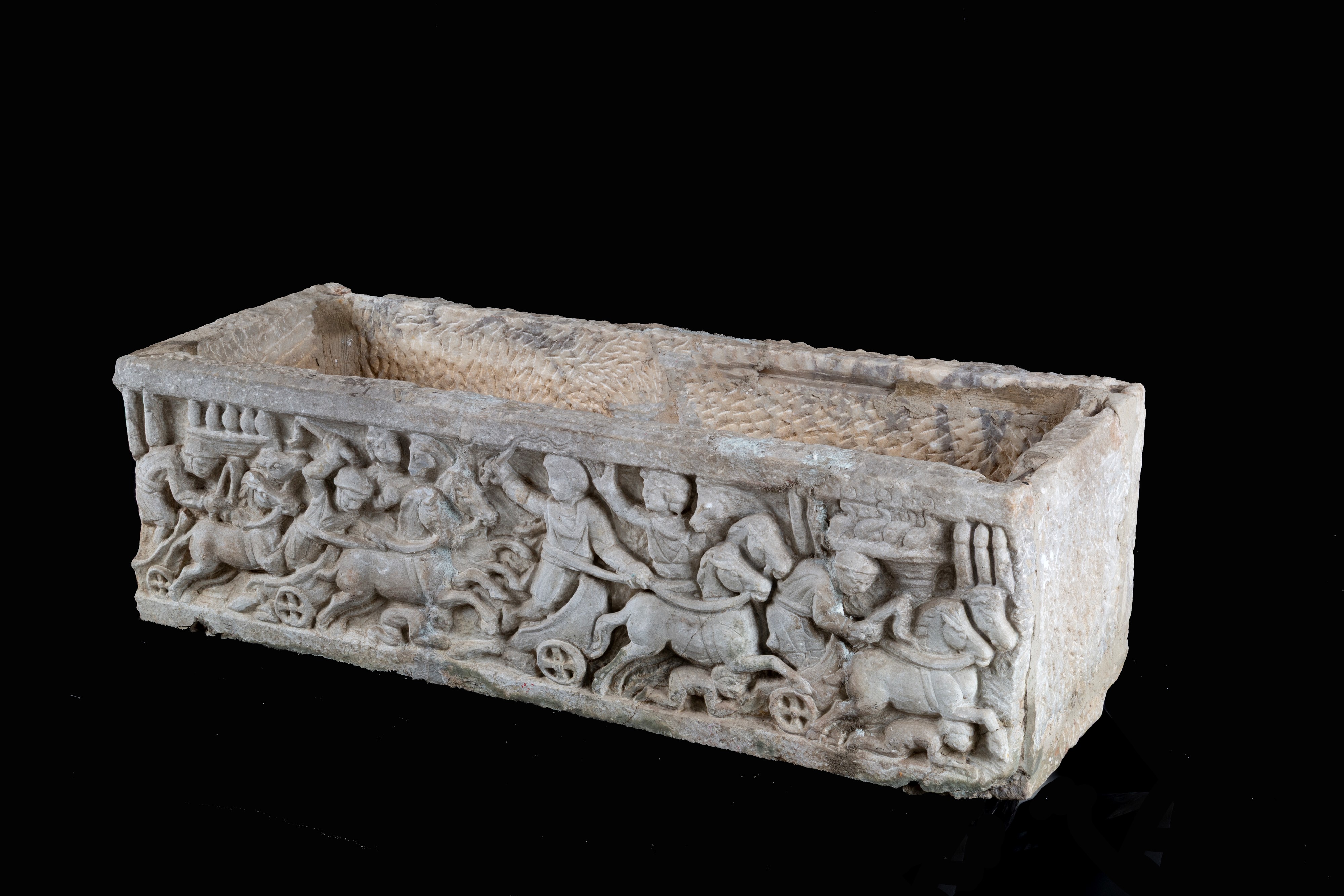 Vasca in marmo istoriata, dimensioni 40x121x43 cm ca.