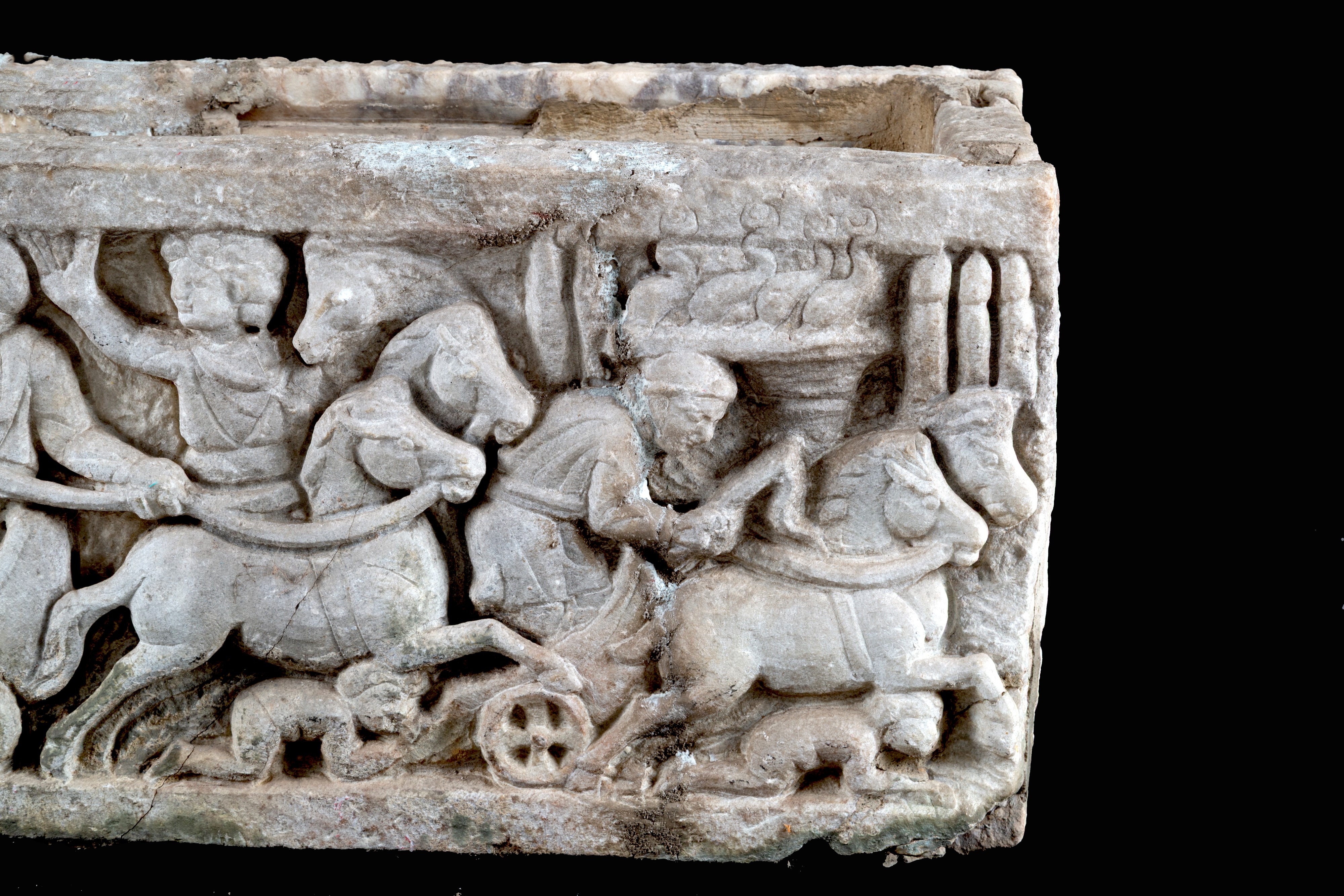 Vasca in marmo istoriata, dimensioni 40x121x43 cm ca.