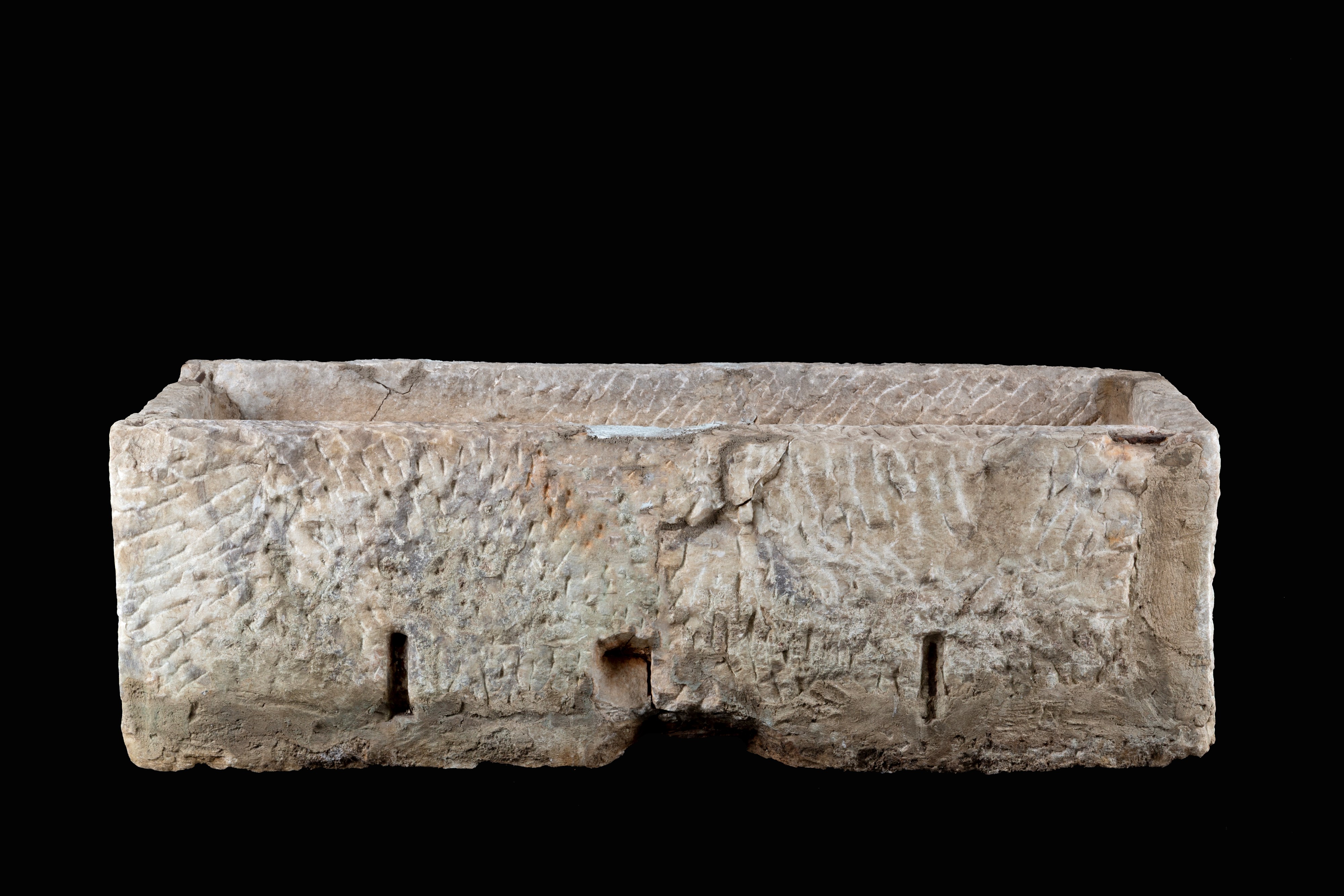 Vasca in marmo istoriata, dimensioni 40x121x43 cm ca.