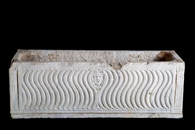 Vasca in marmo decorata a onde con mascherone, XVI secolo