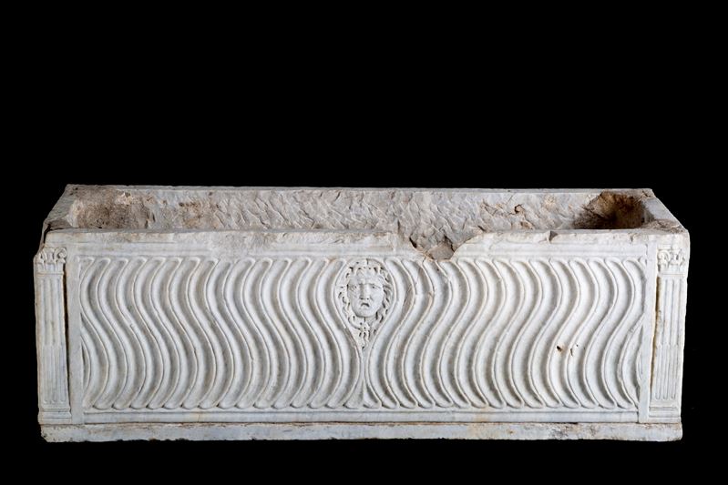Vasca in marmo decorata a onde con mascherone, XVI secolo